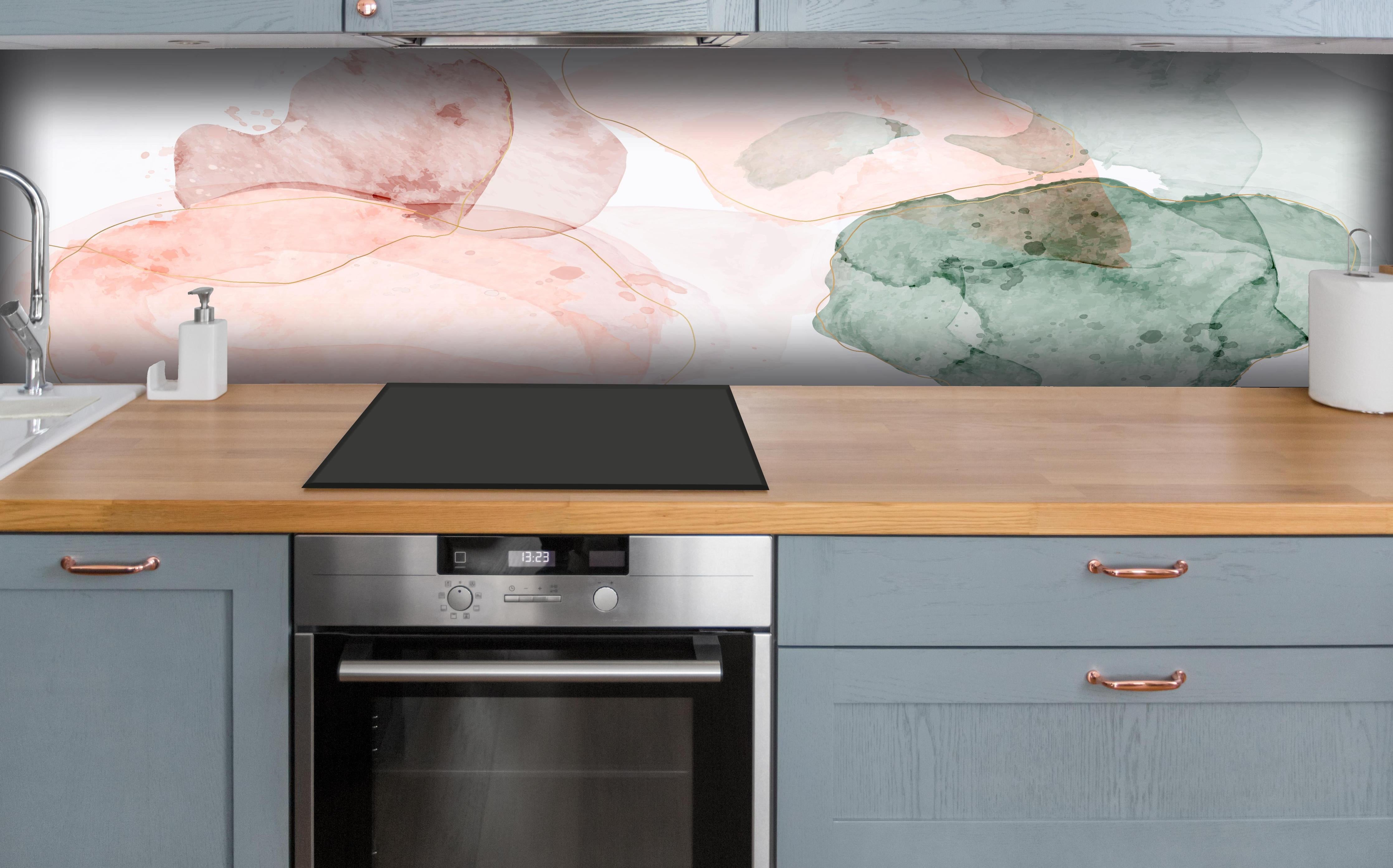 Küche - Abstrakte Aquarellkunst in Pastelltönen hinter weißen Hochglanz-Küchenregalen und schwarzem Wasserhahn