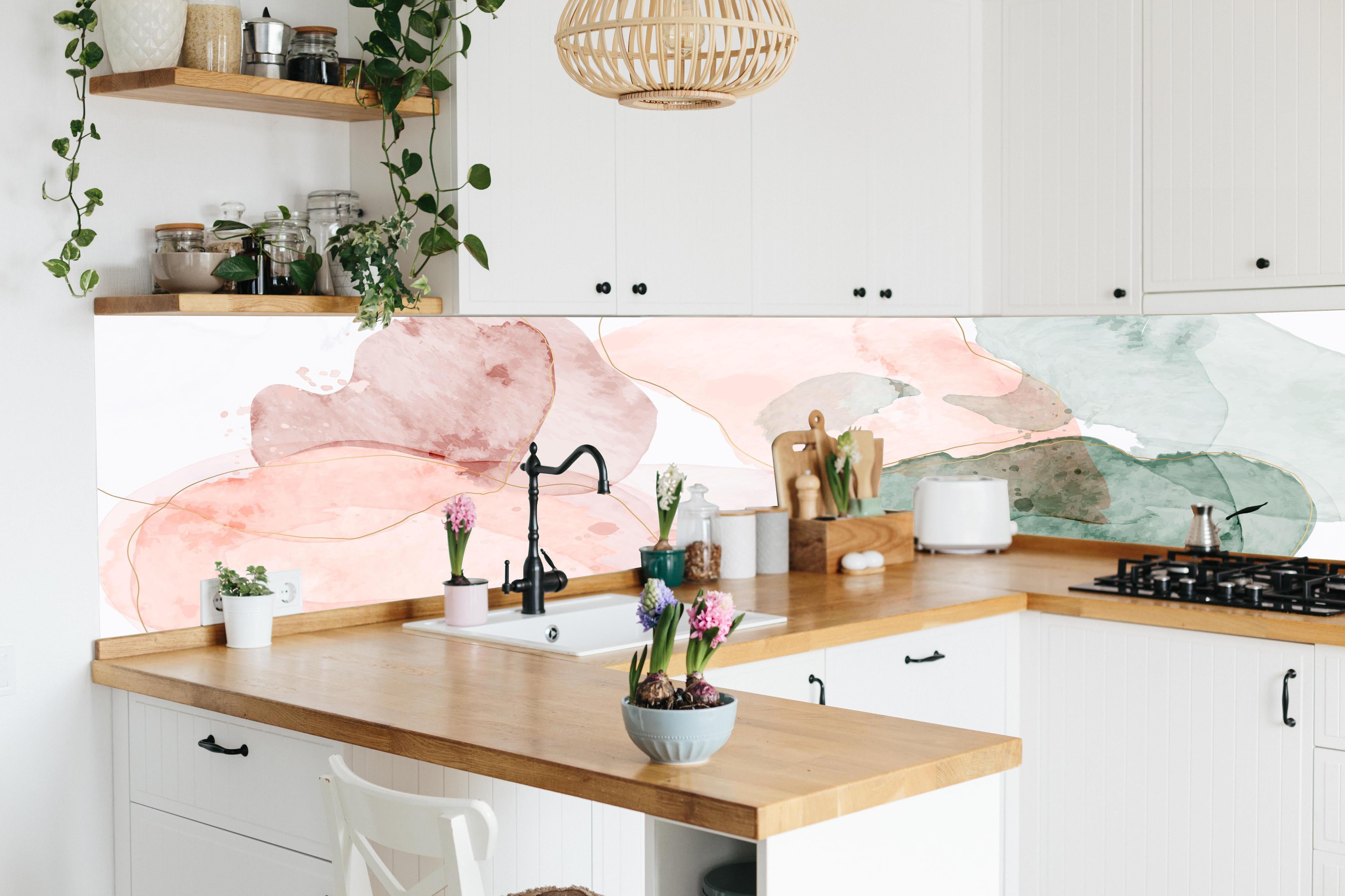 Küche - Abstrakte Aquarellkunst in Pastelltönen hinter weißen Hochglanz-Küchenregalen und schwarzem Wasserhahn