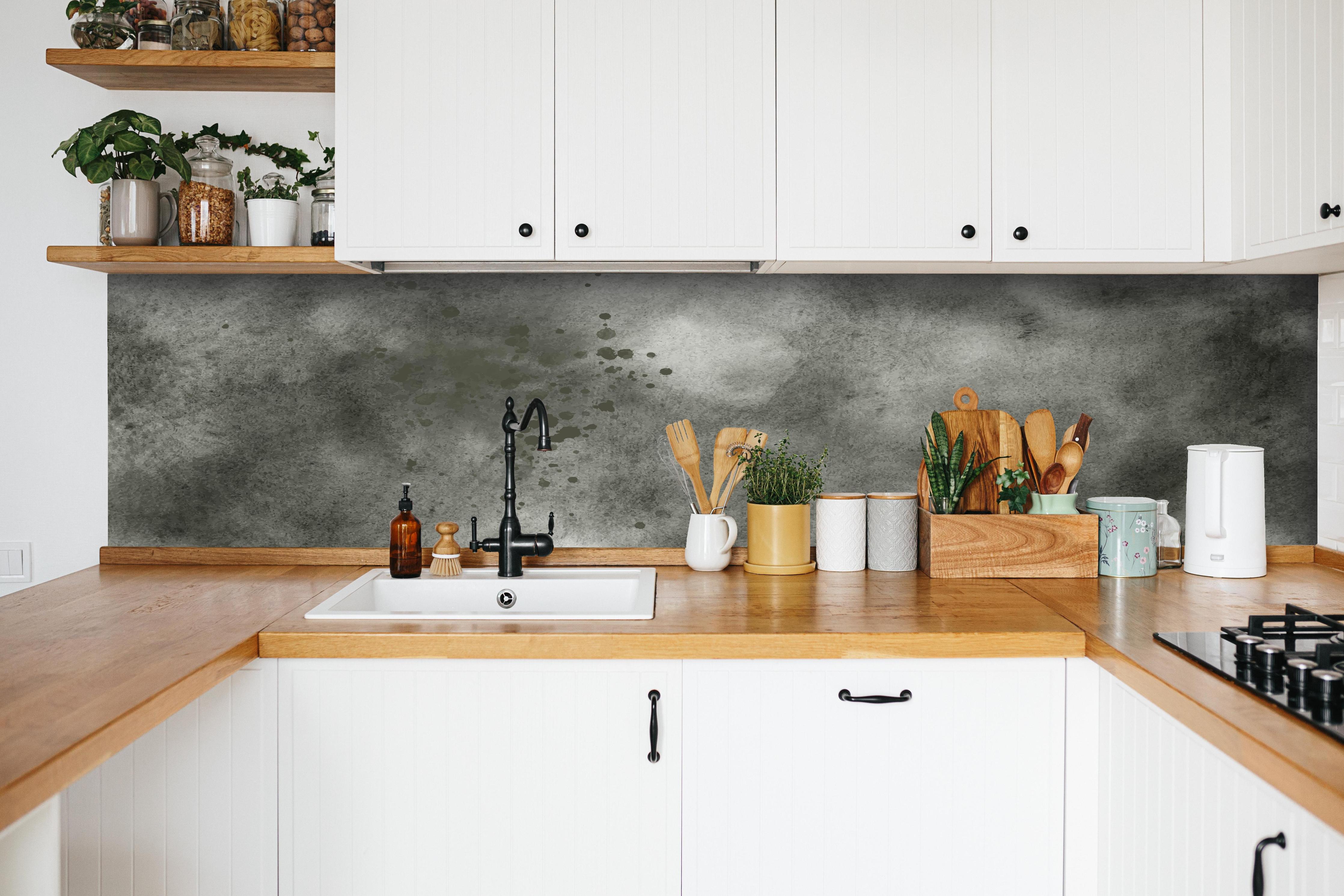 Küche - Abstrakte Aquarelltextur in Grautönen hinter weißen Hochglanz-Küchenregalen und schwarzem Wasserhahn