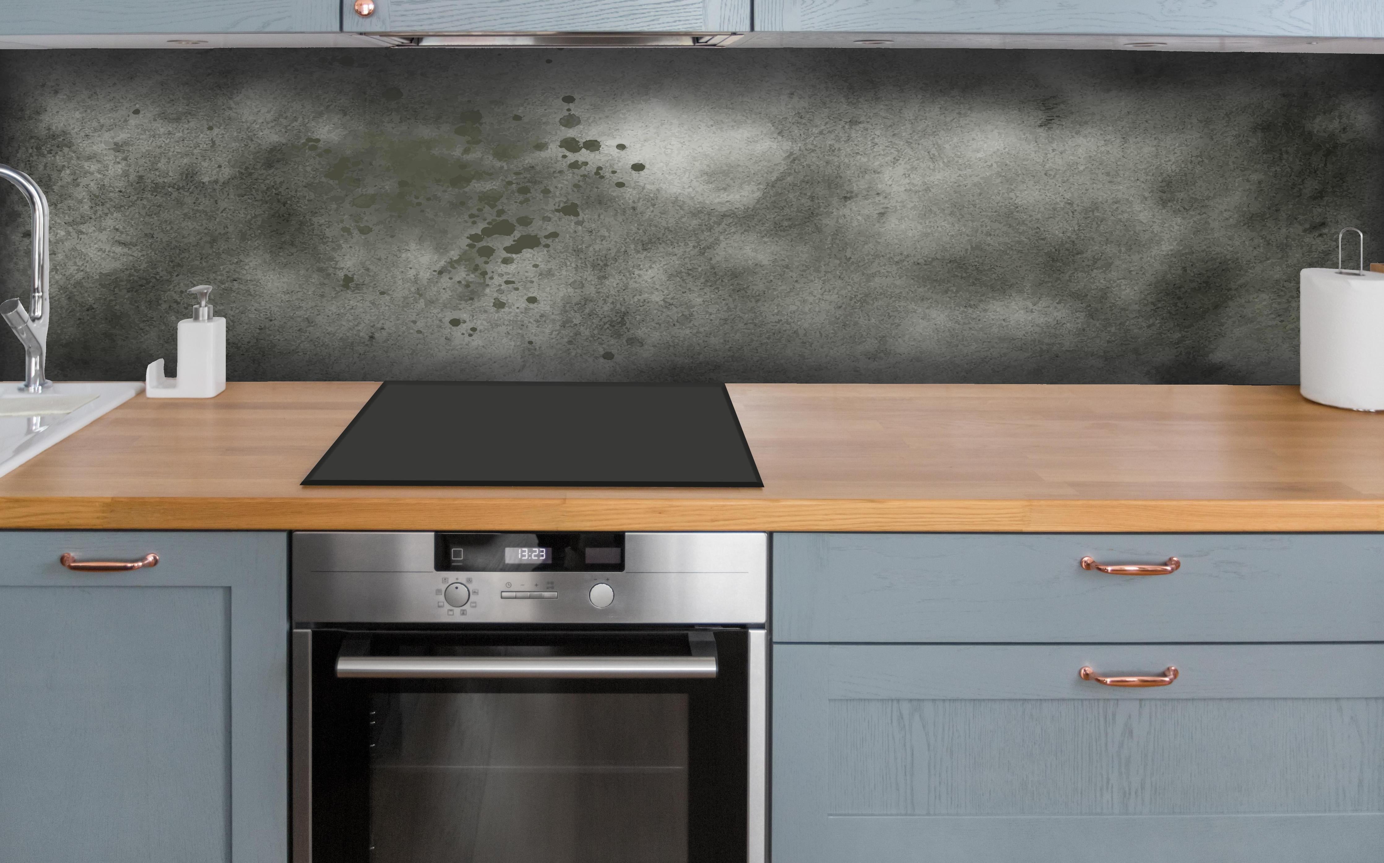 Küche - Abstrakte Aquarelltextur in Grautönen hinter weißen Hochglanz-Küchenregalen und schwarzem Wasserhahn