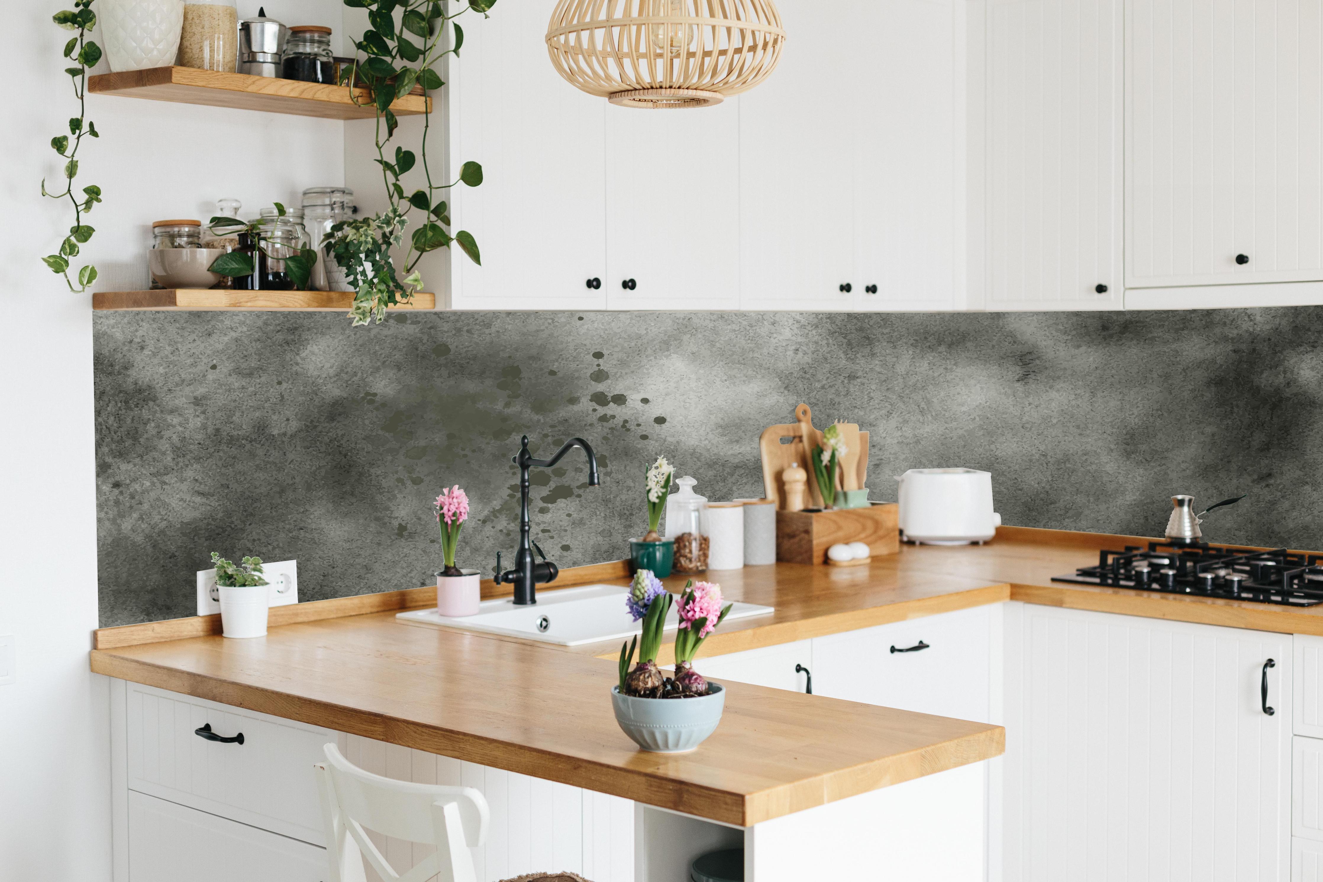 Küche - Abstrakte Aquarelltextur in Grautönen hinter weißen Hochglanz-Küchenregalen und schwarzem Wasserhahn