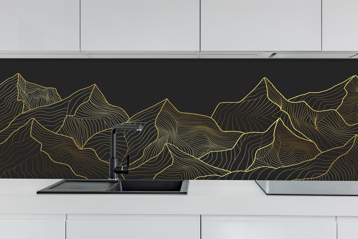 Küche - Abstrakte Berge in Gold auf Schwarzem Hintergrund hinter weißen Hochglanz-Küchenregalen und schwarzem Wasserhahn