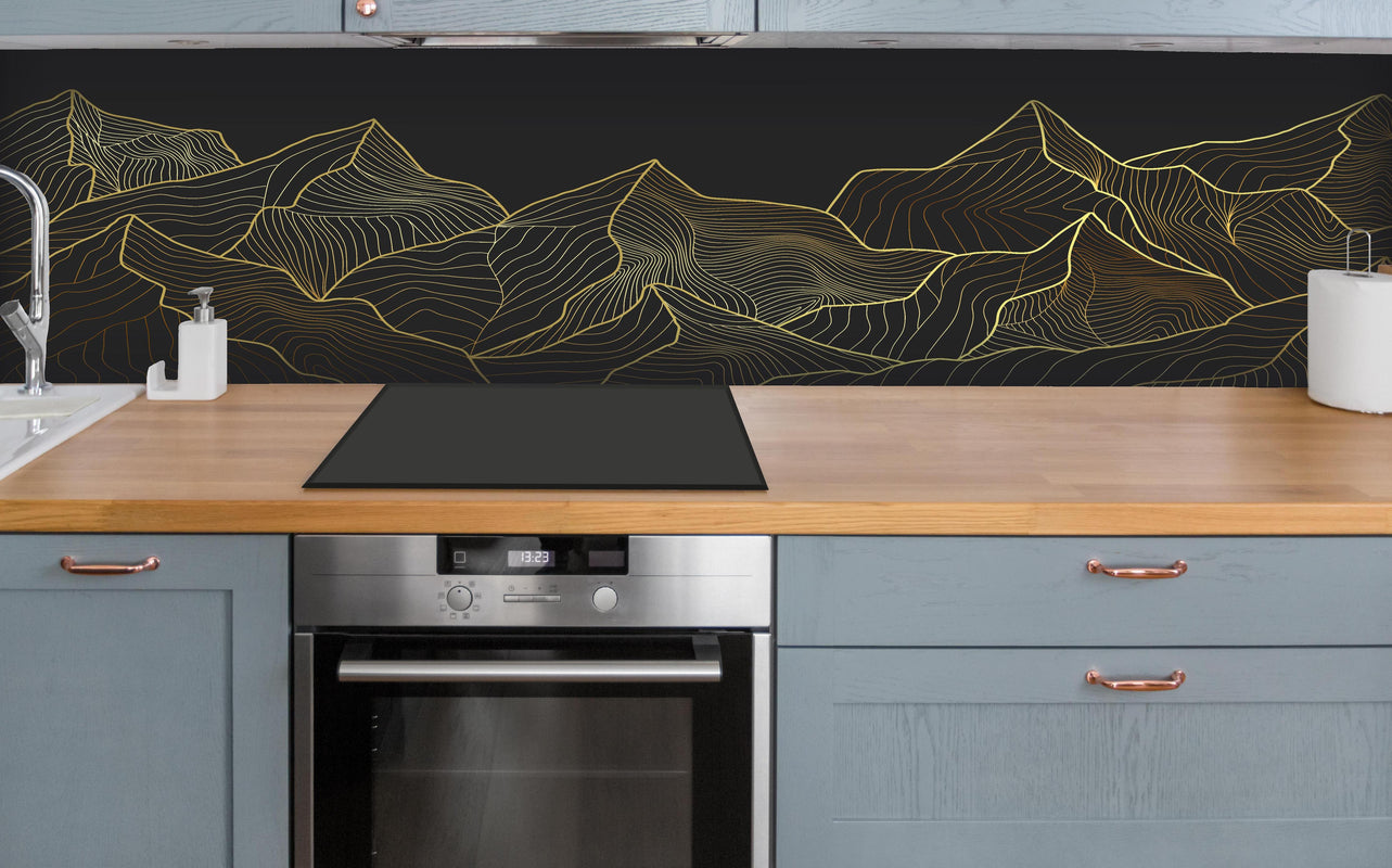 Küche - Abstrakte Berge in Gold auf Schwarzem Hintergrund hinter weißen Hochglanz-Küchenregalen und schwarzem Wasserhahn