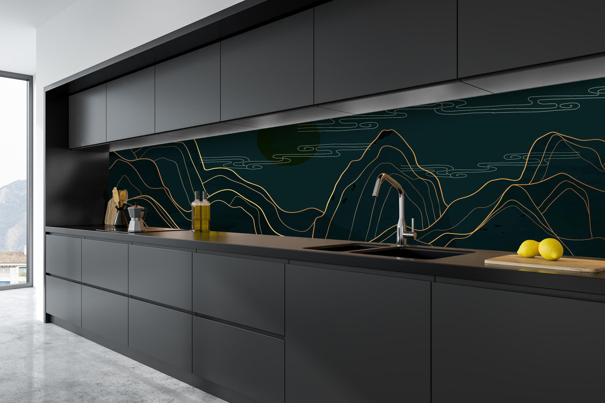 Küche - Abstrakte Bergkonturen in dunklen Tönen hinter weißen Hochglanz-Küchenregalen und schwarzem Wasserhahn