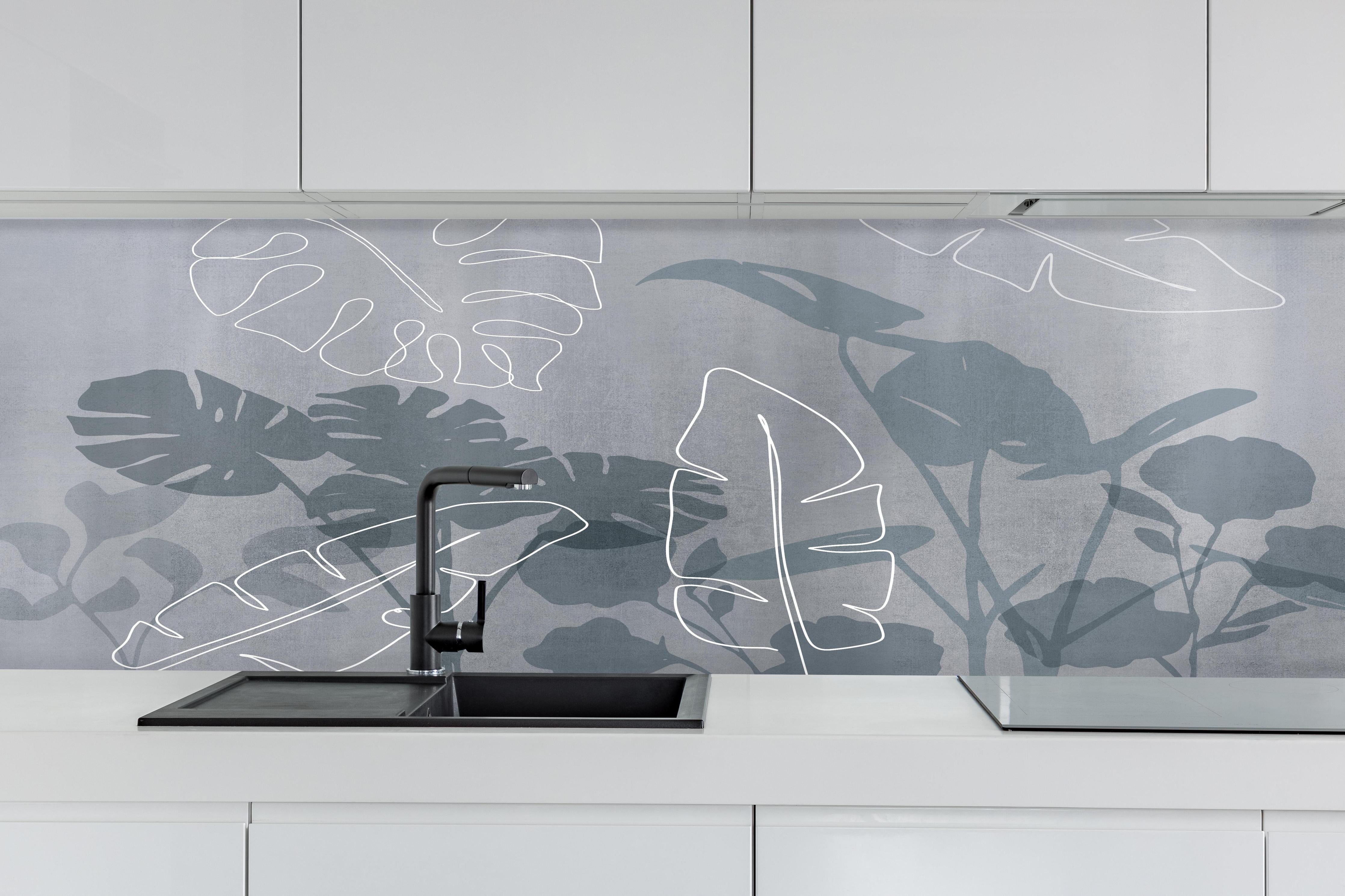 Küche - Abstrakte Blätter hinter weißen Hochglanz-Küchenregalen und schwarzem Wasserhahn
