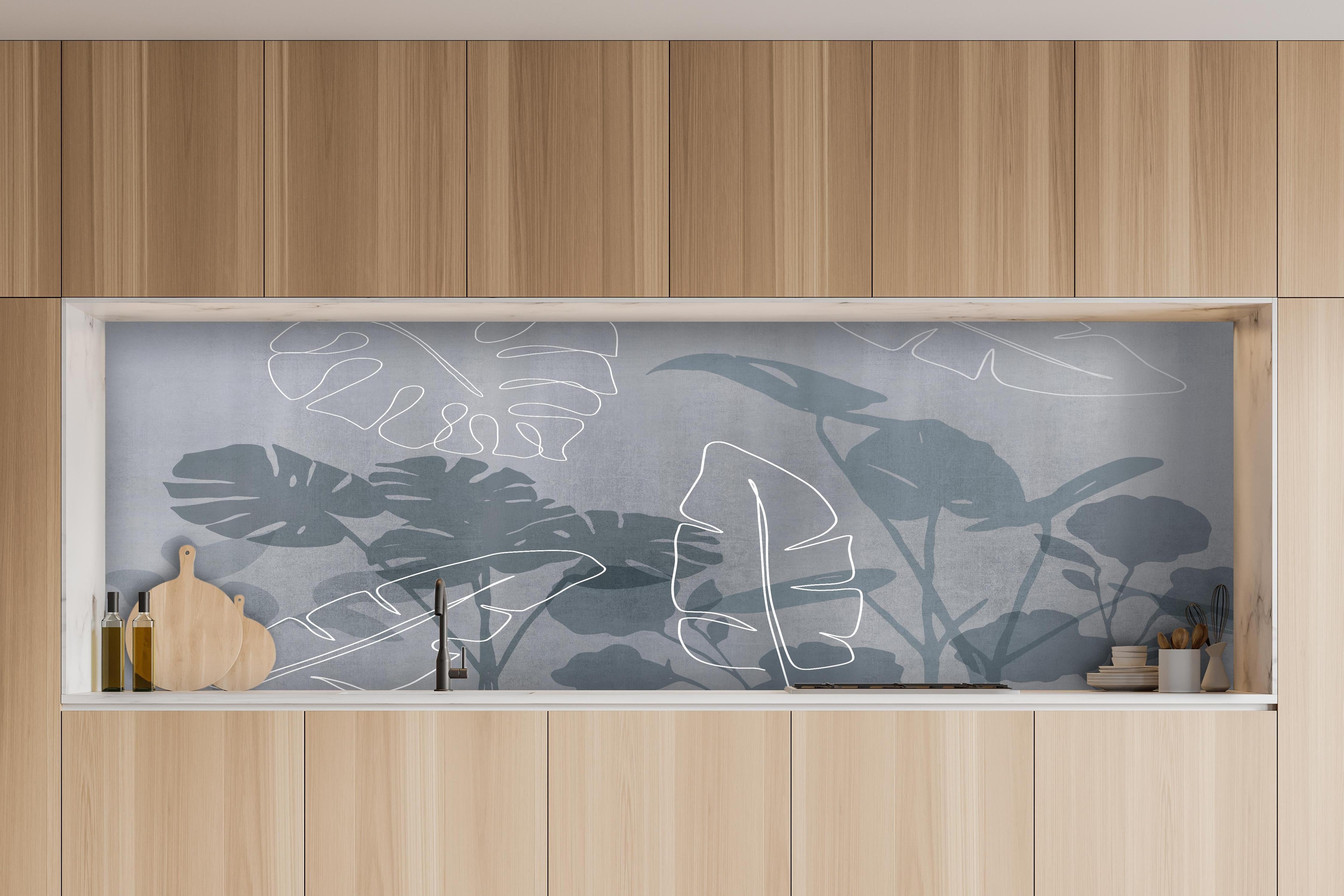 Küche - Abstrakte Blätter hinter weißen Hochglanz-Küchenregalen und schwarzem Wasserhahn