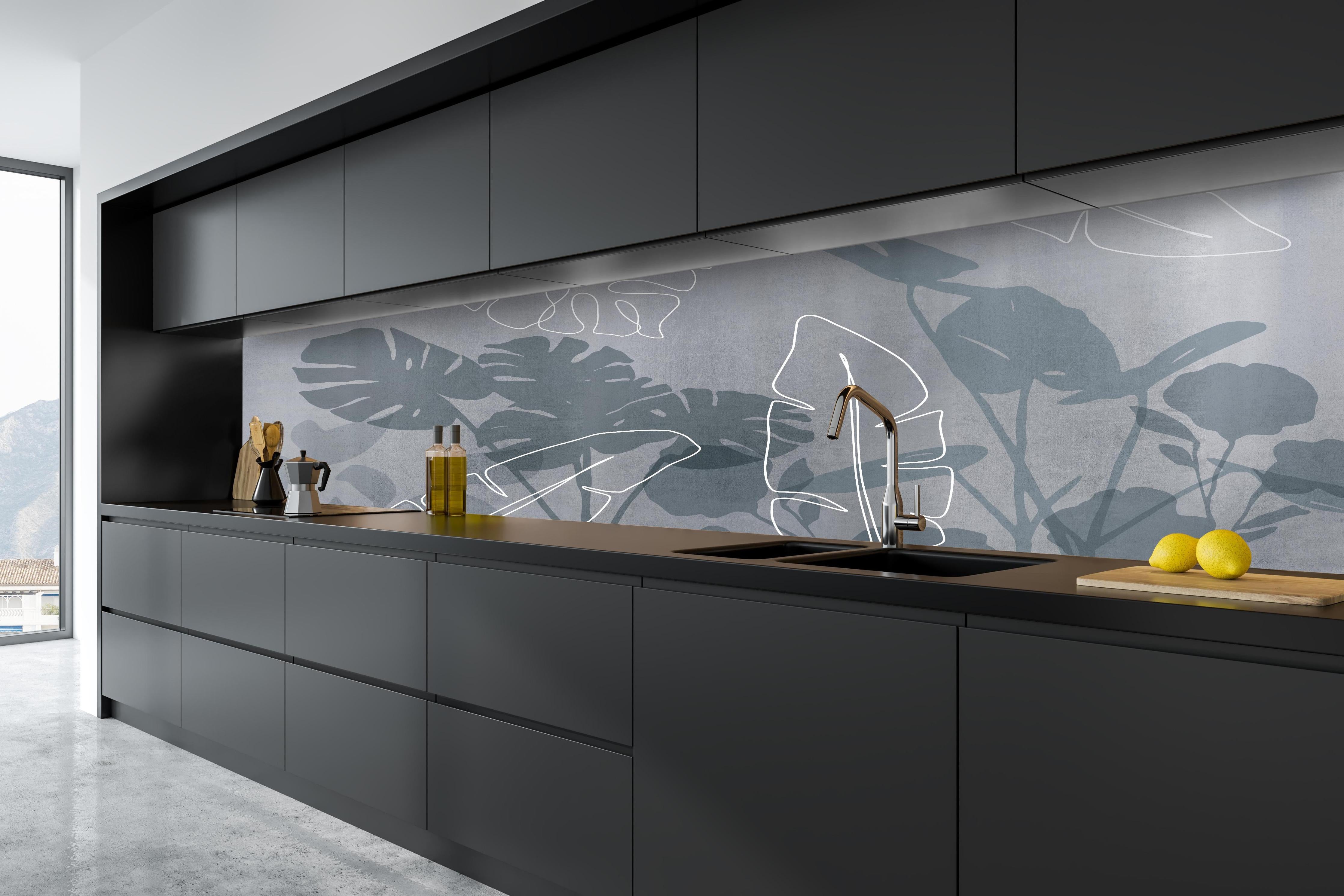 Küche - Abstrakte Blätter hinter weißen Hochglanz-Küchenregalen und schwarzem Wasserhahn