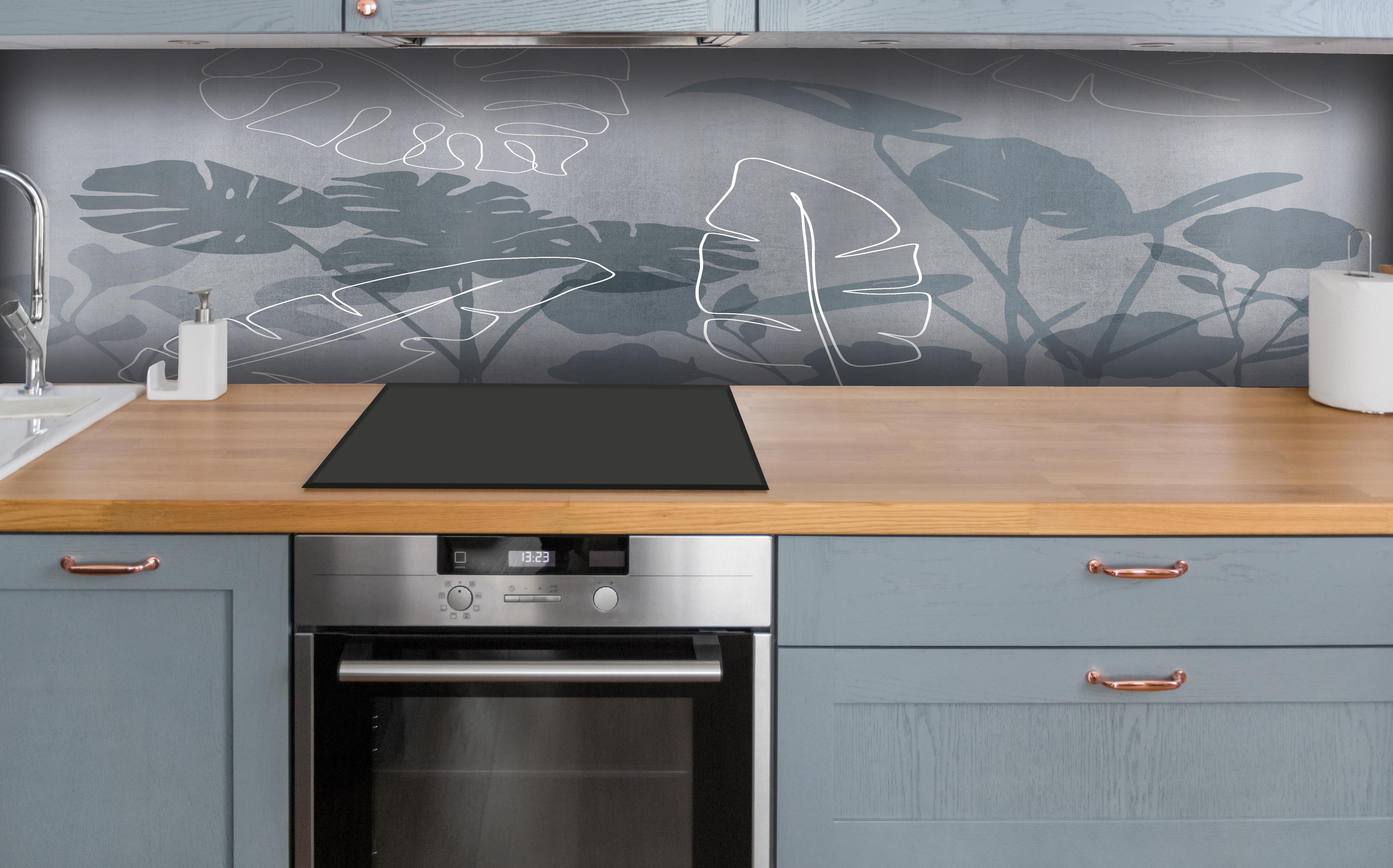 Küche - Abstrakte Blätter hinter weißen Hochglanz-Küchenregalen und schwarzem Wasserhahn