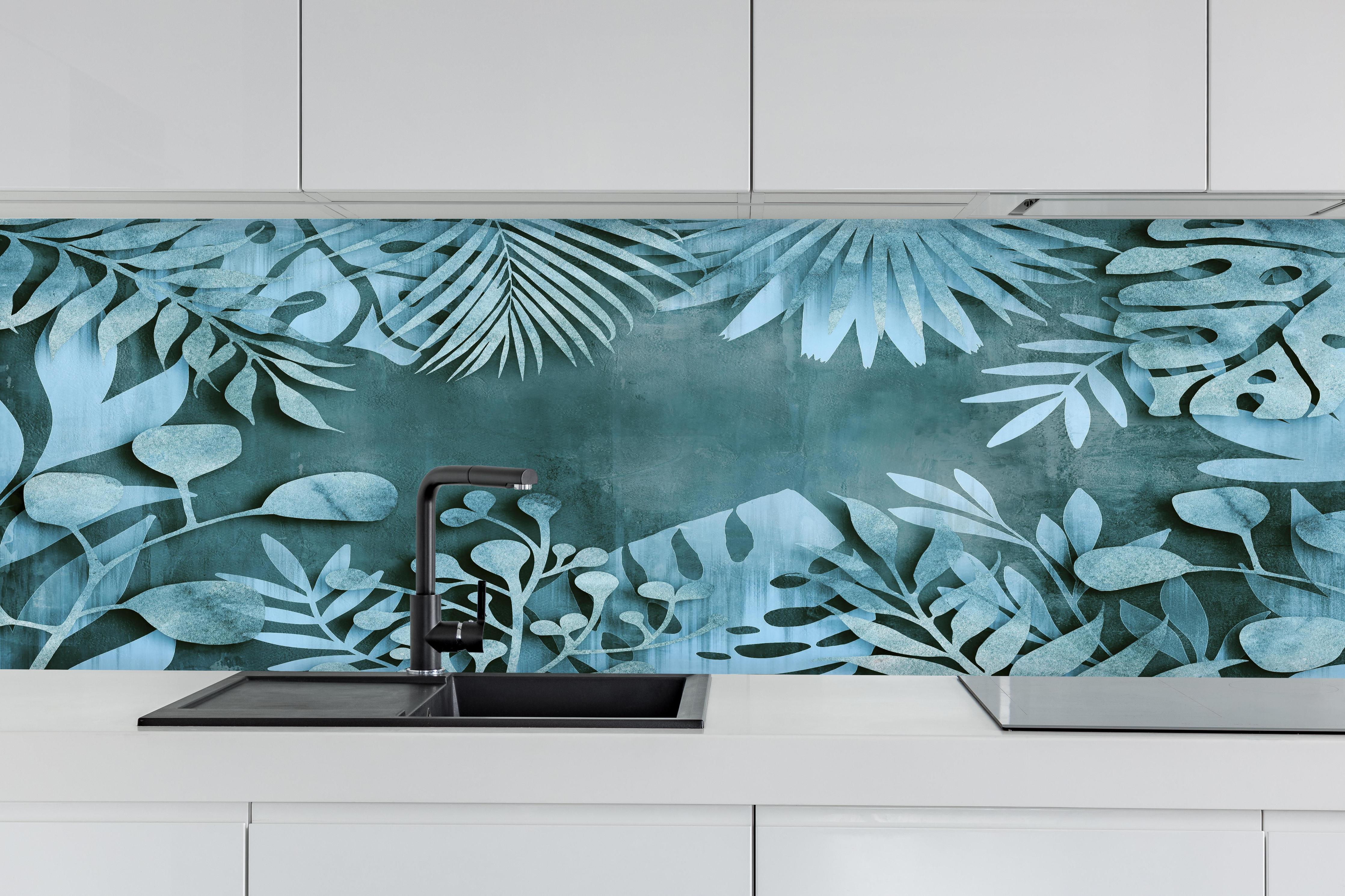 Küche - Abstrakte Blatt-Strukturen in Türkisblau hinter weißen Hochglanz-Küchenregalen und schwarzem Wasserhahn