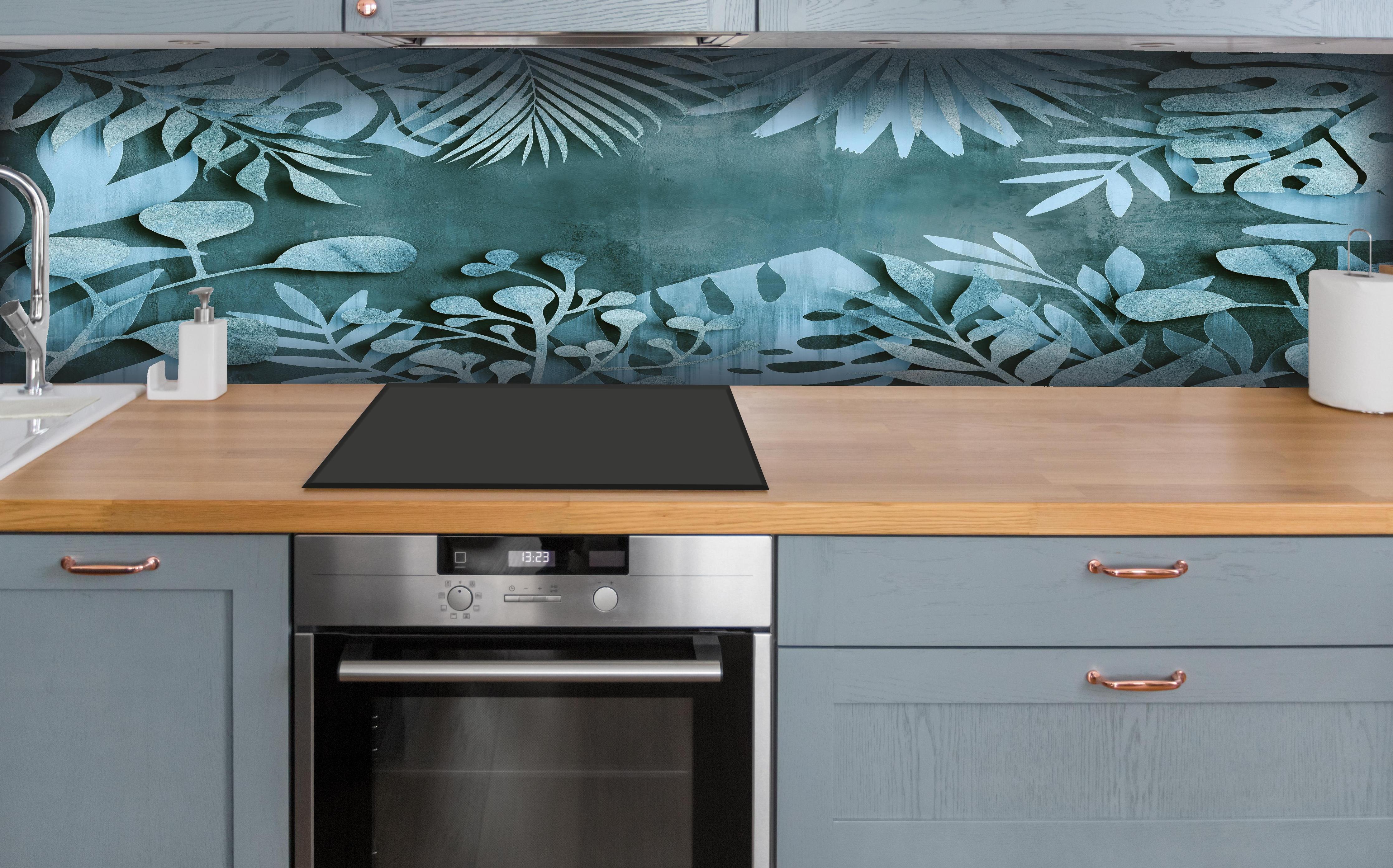Küche - Abstrakte Blatt-Strukturen in Türkisblau hinter weißen Hochglanz-Küchenregalen und schwarzem Wasserhahn
