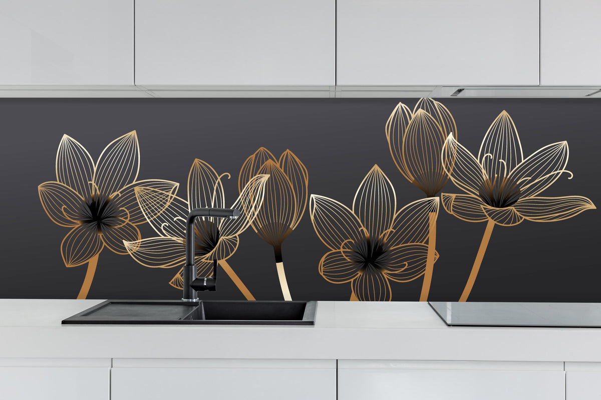 Küche - Abstrakte Blumen Gold Schwarz Design hinter weißen Hochglanz-Küchenregalen und schwarzem Wasserhahn