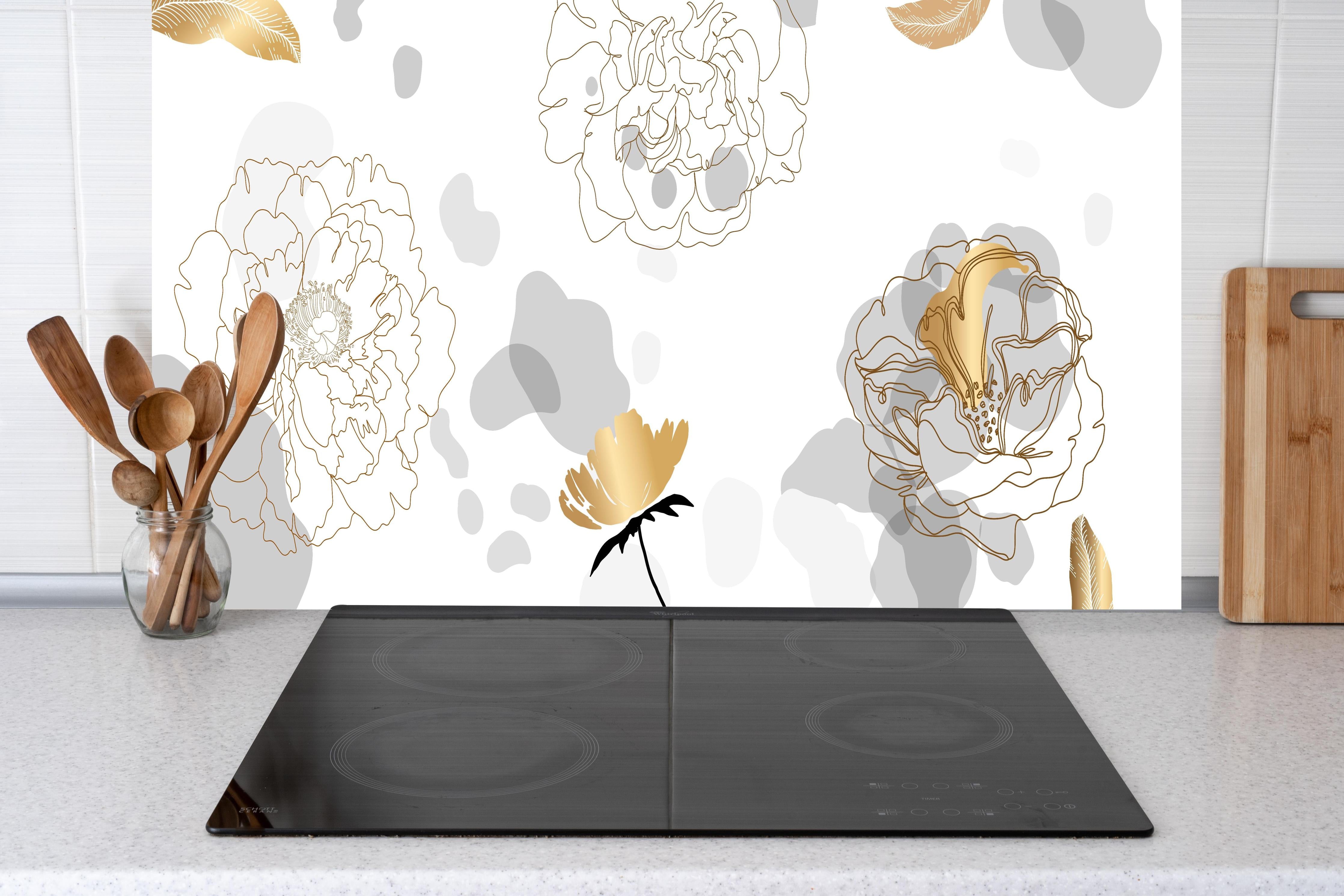 Küche - Abstrakte Blumen Kunst in Gold und Grau hinter weißen Hochglanz-Küchenregalen und schwarzem Wasserhahn