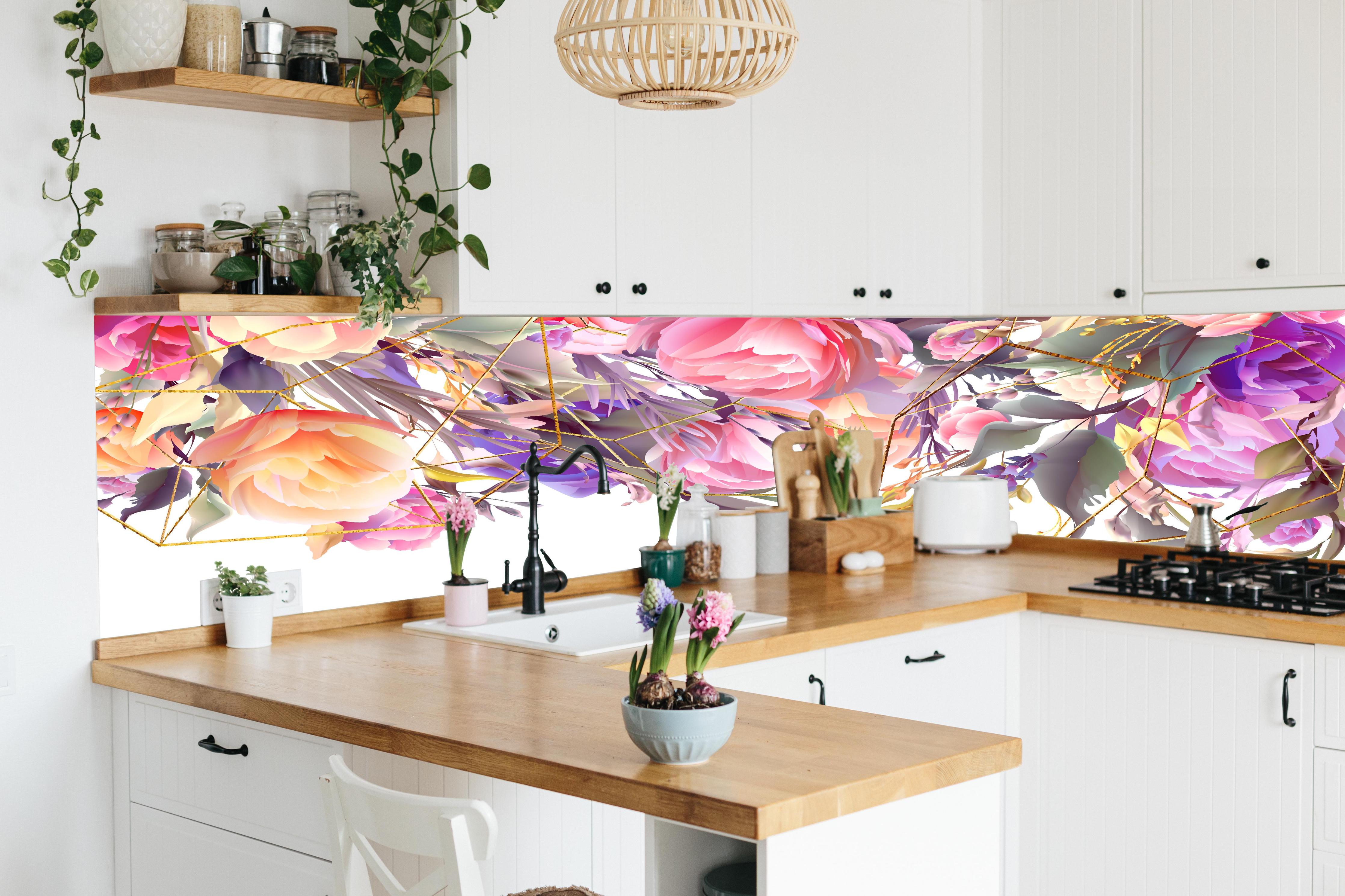 Küche - Abstrakte Blumen mit Goldakzenten hinter weißen Hochglanz-Küchenregalen und schwarzem Wasserhahn