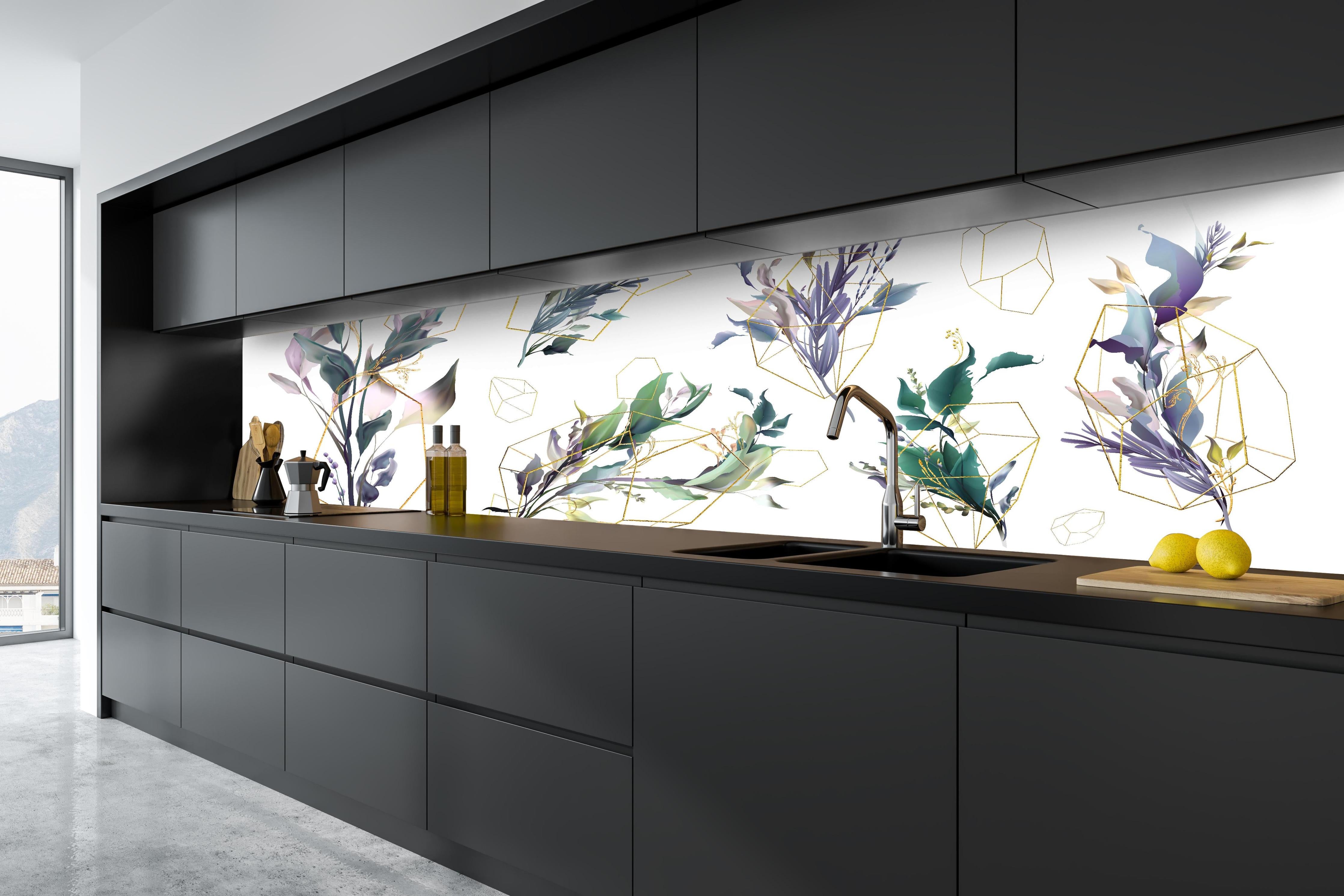 Küche - Abstrakte Blumen und Geometrie Illustration hinter weißen Hochglanz-Küchenregalen und schwarzem Wasserhahn