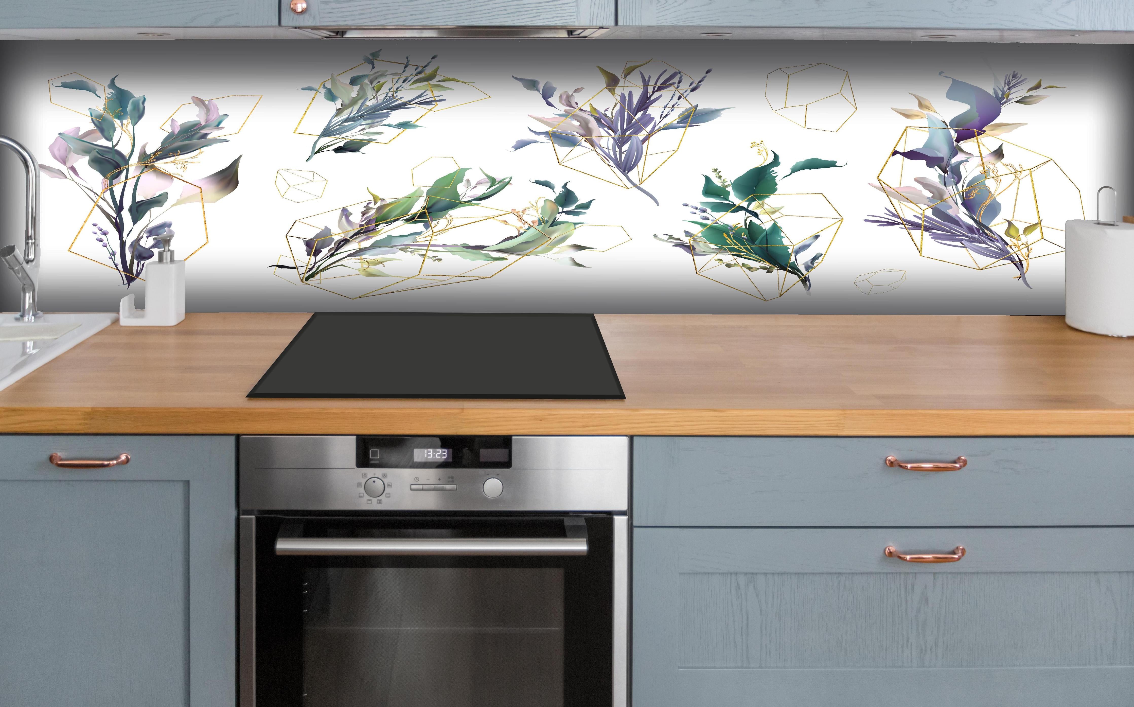 Küche - Abstrakte Blumen und Geometrie Illustration hinter weißen Hochglanz-Küchenregalen und schwarzem Wasserhahn