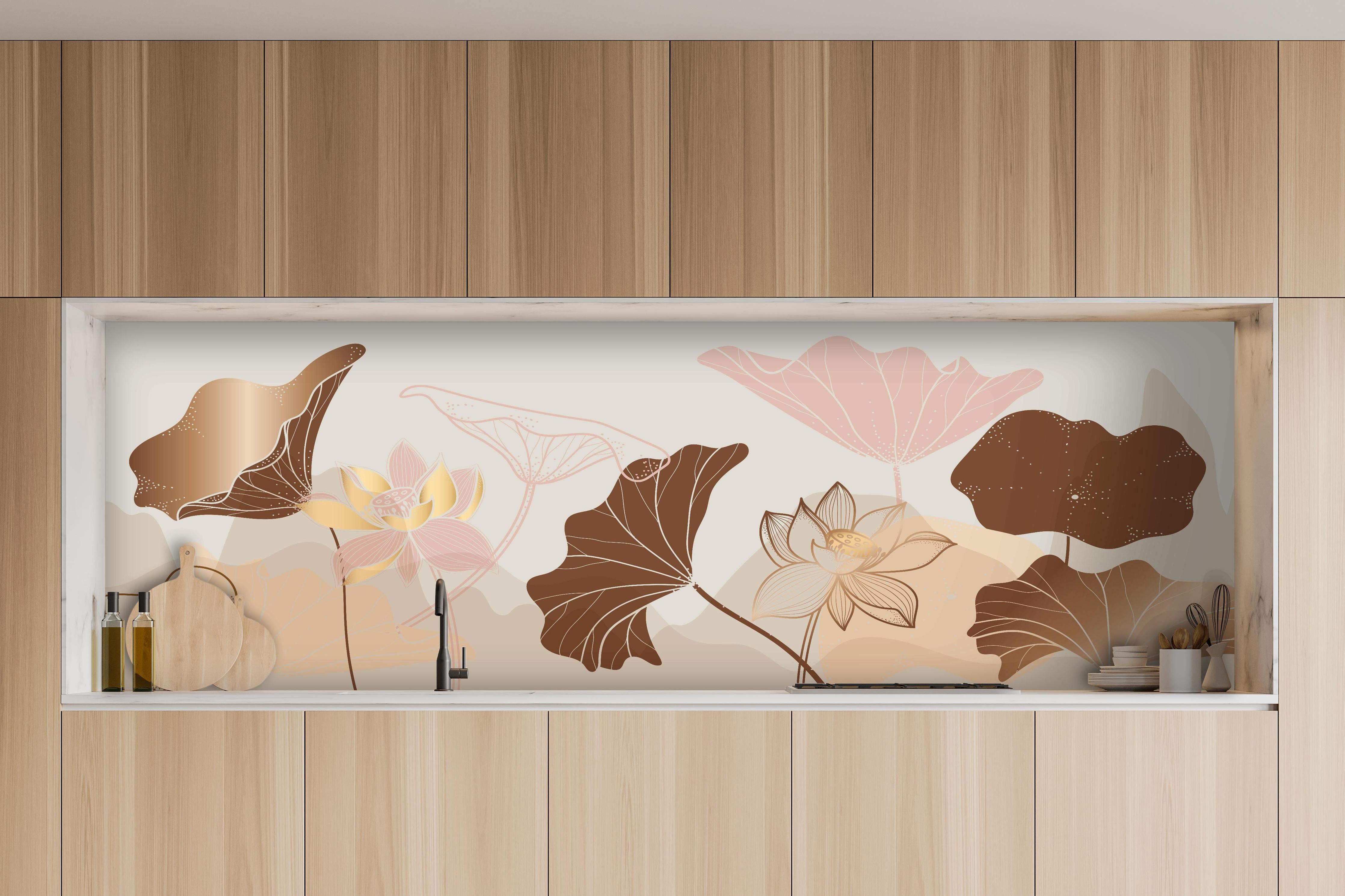 Küche - Abstrakte Blumenillustration in Beige Tönen hinter weißen Hochglanz-Küchenregalen und schwarzem Wasserhahn