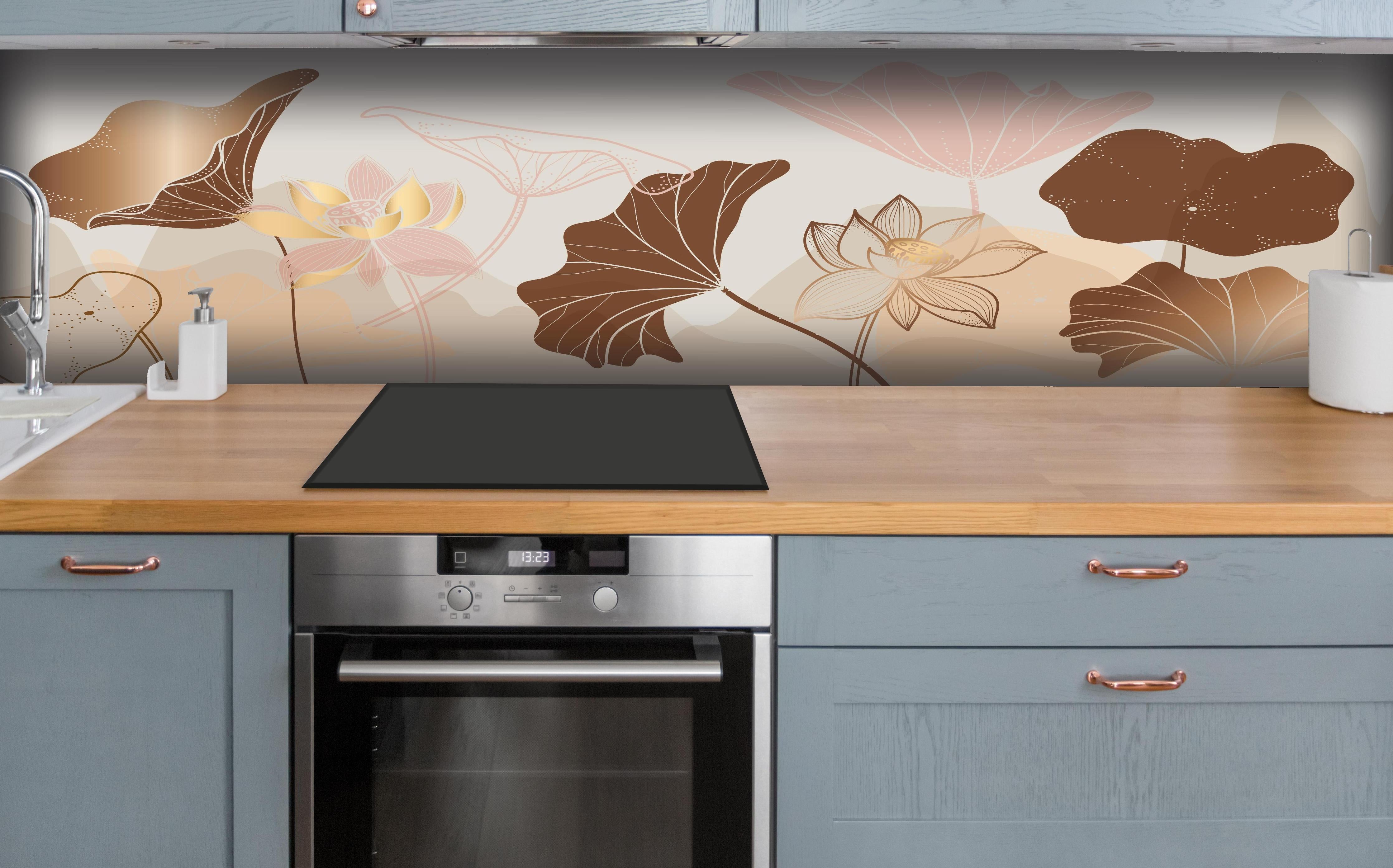 Küche - Abstrakte Blumenillustration in Beige Tönen hinter weißen Hochglanz-Küchenregalen und schwarzem Wasserhahn