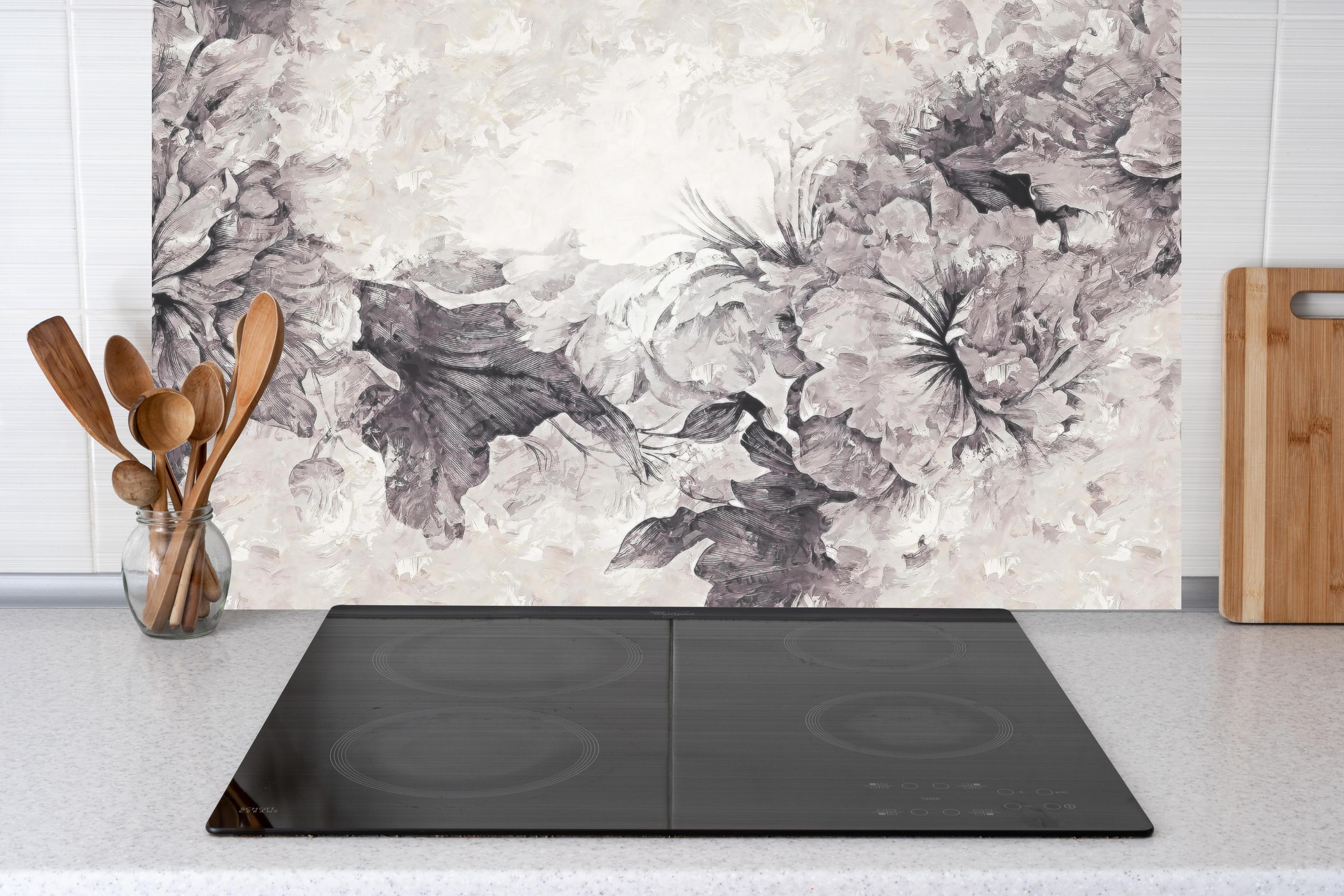 Küche - Abstrakte Blumenmuster in Grau und Weiß hinter weißen Hochglanz-Küchenregalen und schwarzem Wasserhahn