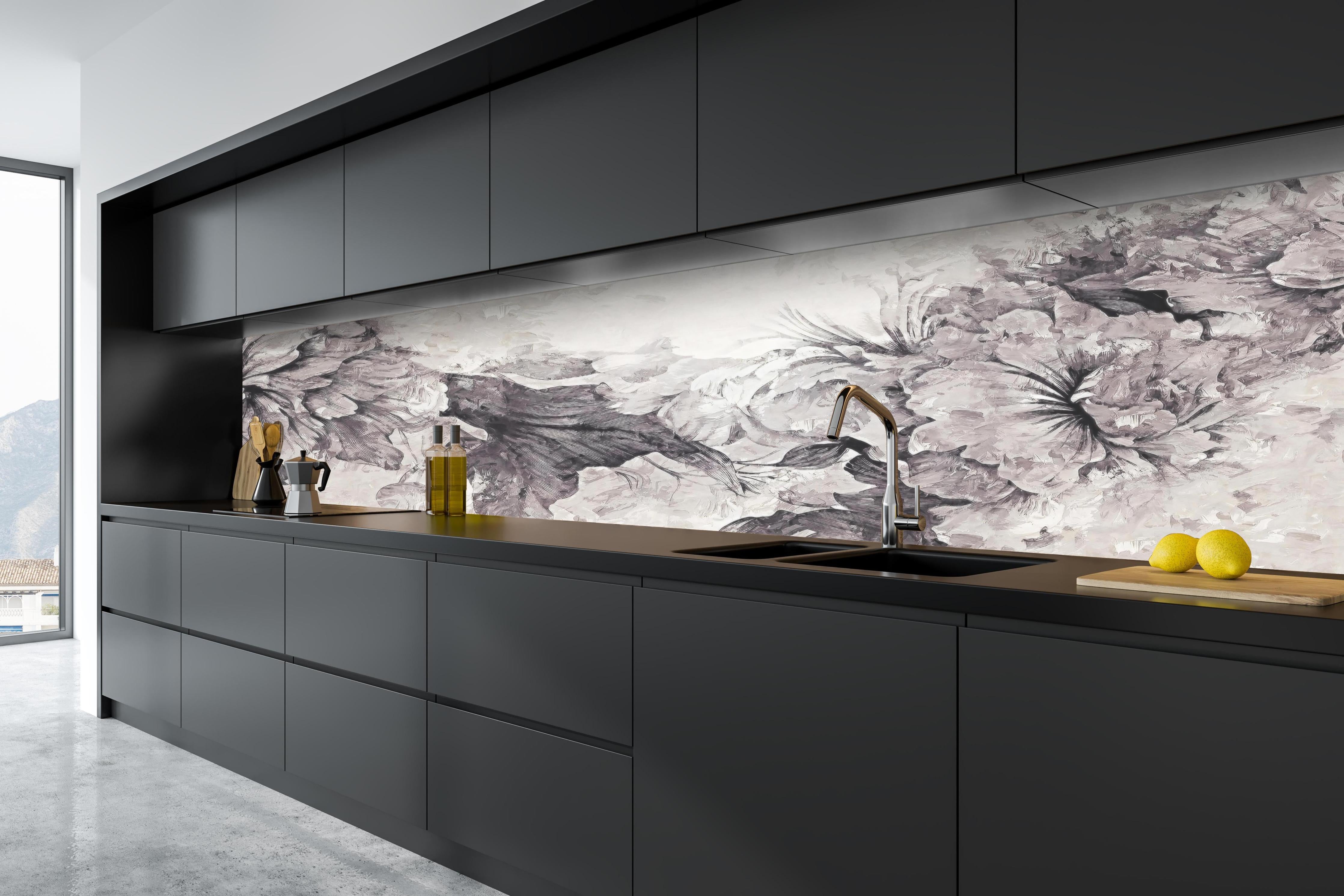Küche - Abstrakte Blumenmuster in Grau und Weiß hinter weißen Hochglanz-Küchenregalen und schwarzem Wasserhahn