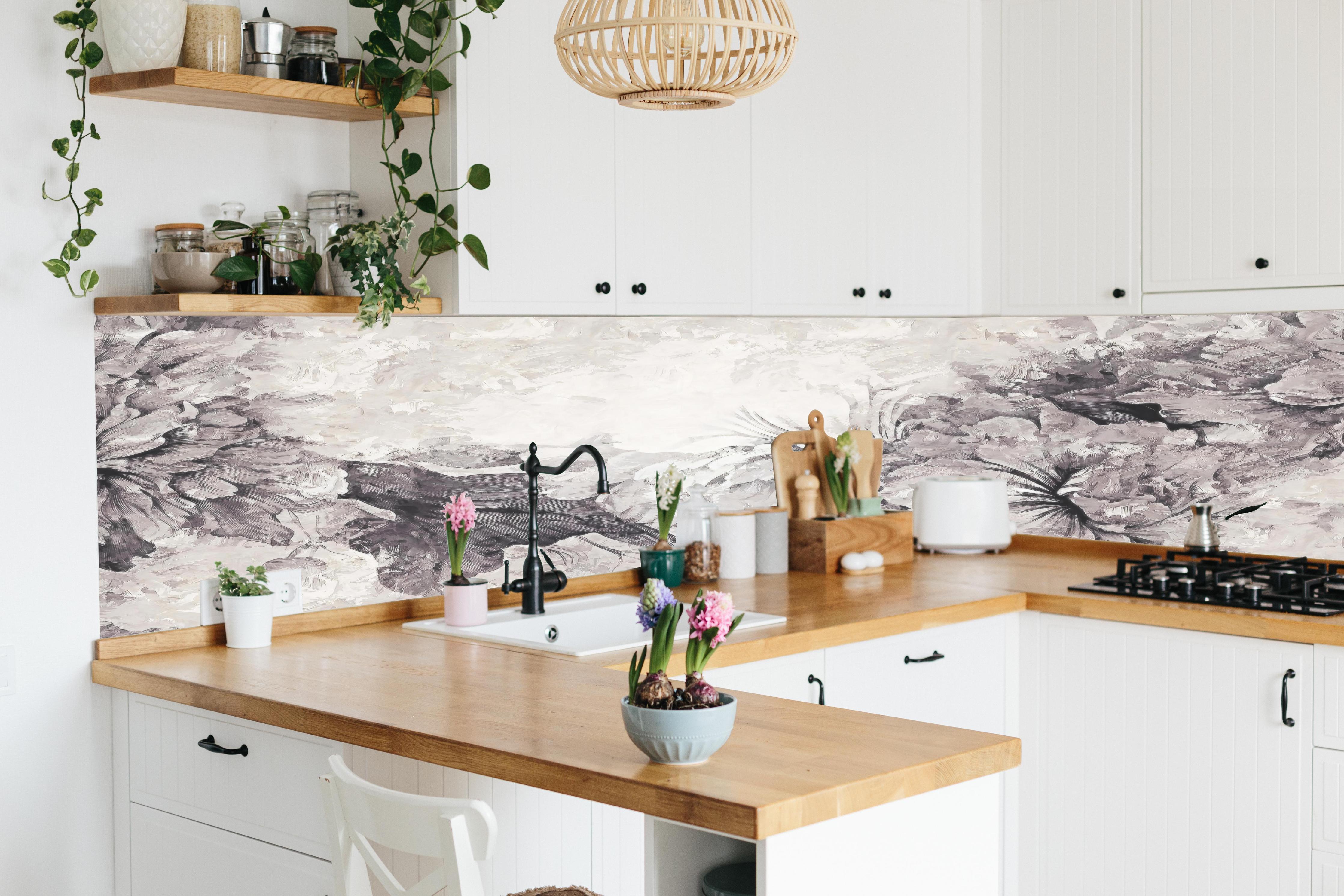 Küche - Abstrakte Blumenmuster in Grau und Weiß hinter weißen Hochglanz-Küchenregalen und schwarzem Wasserhahn