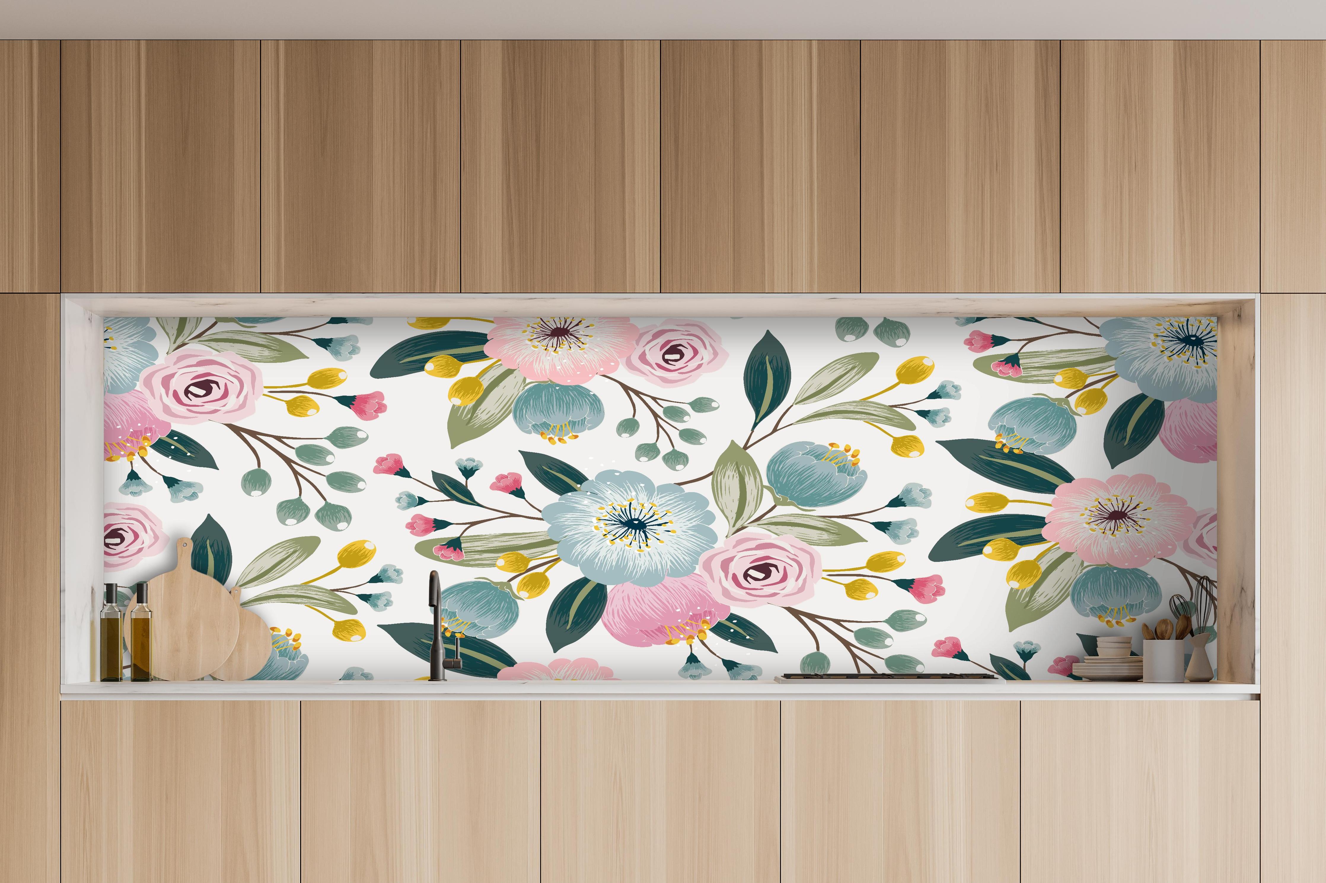 Küche - Abstrakte Blumenmuster in Rosa und Hellblau hinter weißen Hochglanz-Küchenregalen und schwarzem Wasserhahn