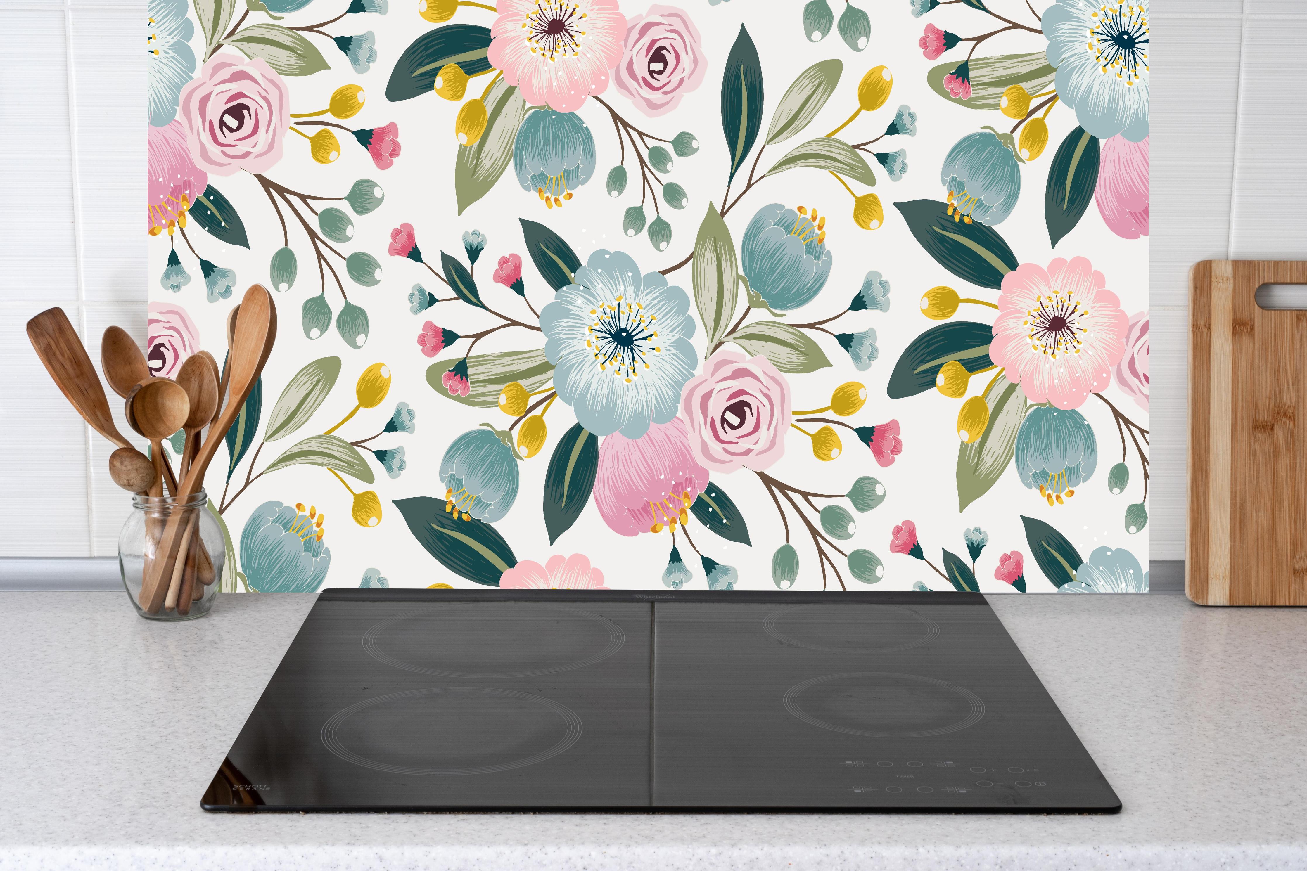 Küche - Abstrakte Blumenmuster in Rosa und Hellblau hinter weißen Hochglanz-Küchenregalen und schwarzem Wasserhahn