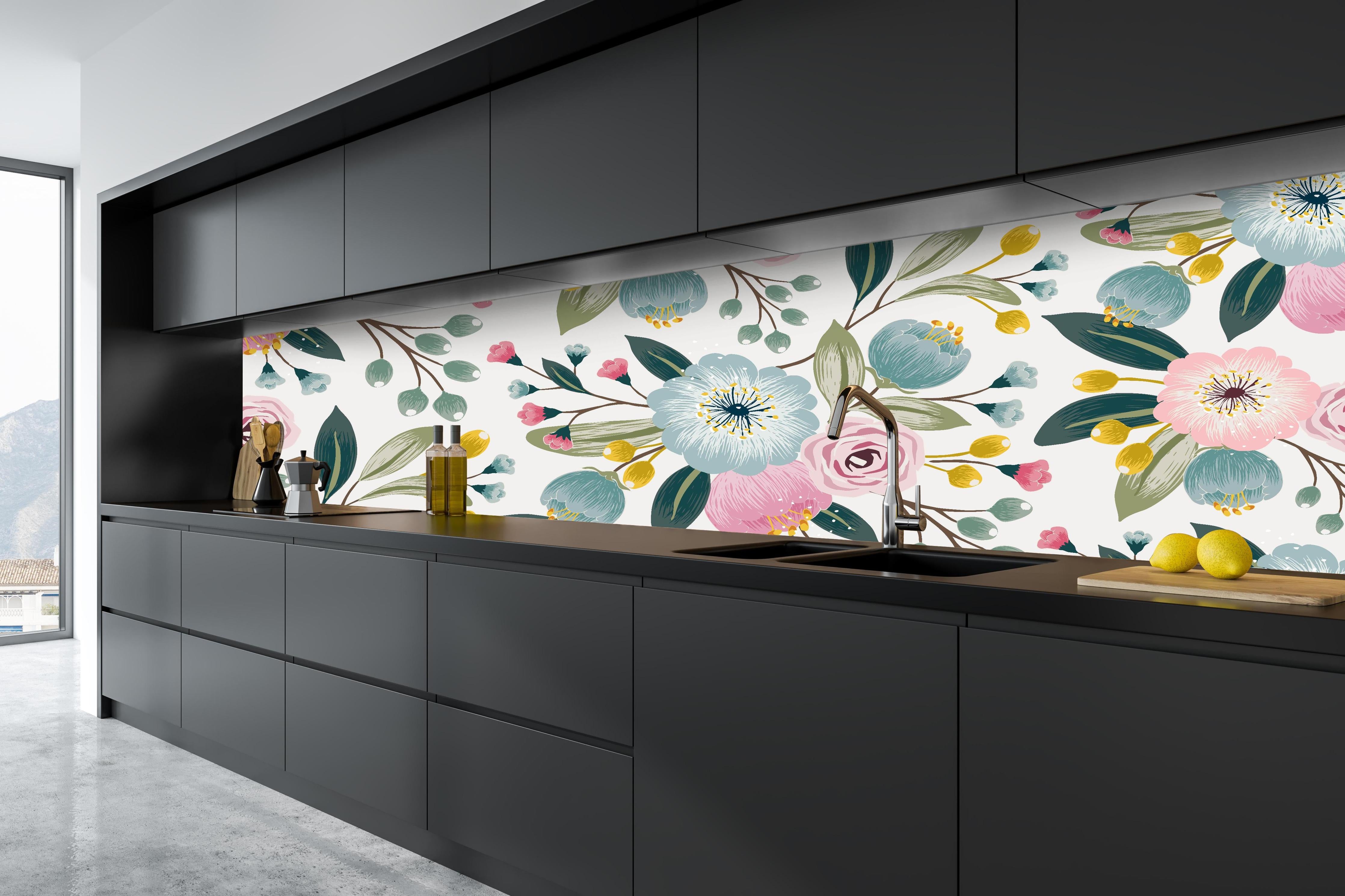 Küche - Abstrakte Blumenmuster in Rosa und Hellblau hinter weißen Hochglanz-Küchenregalen und schwarzem Wasserhahn