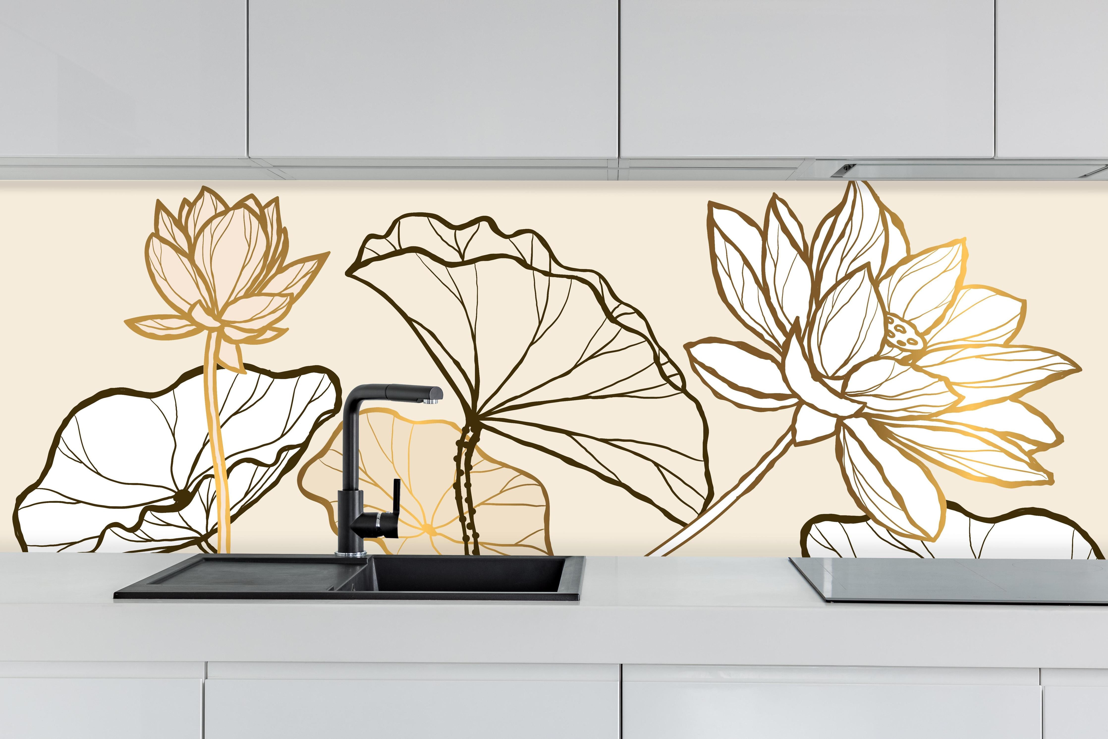 Küche - Abstrakte Botanik Lineart in Goldtönen hinter weißen Hochglanz-Küchenregalen und schwarzem Wasserhahn