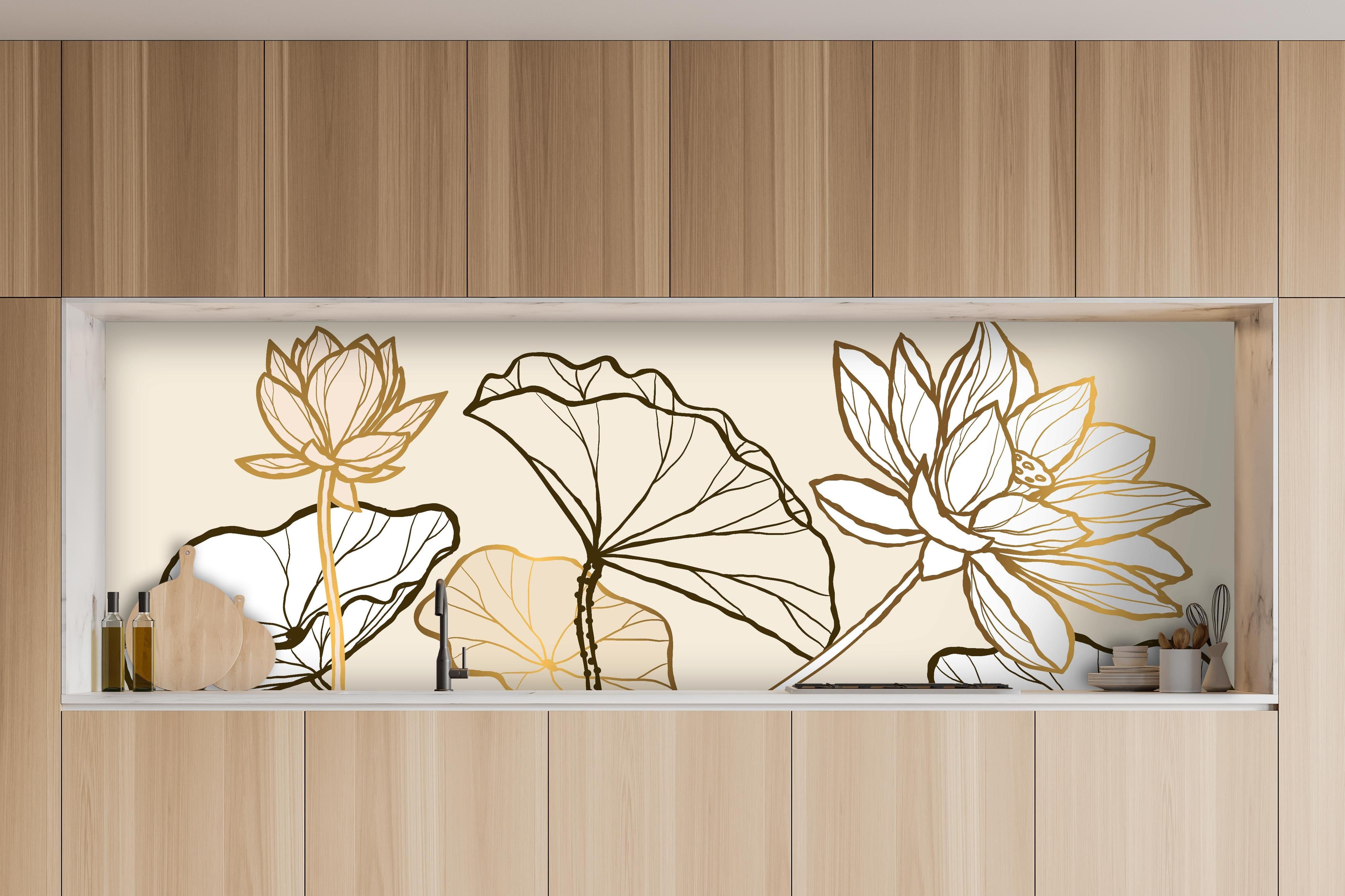 Küche - Abstrakte Botanik Lineart in Goldtönen hinter weißen Hochglanz-Küchenregalen und schwarzem Wasserhahn