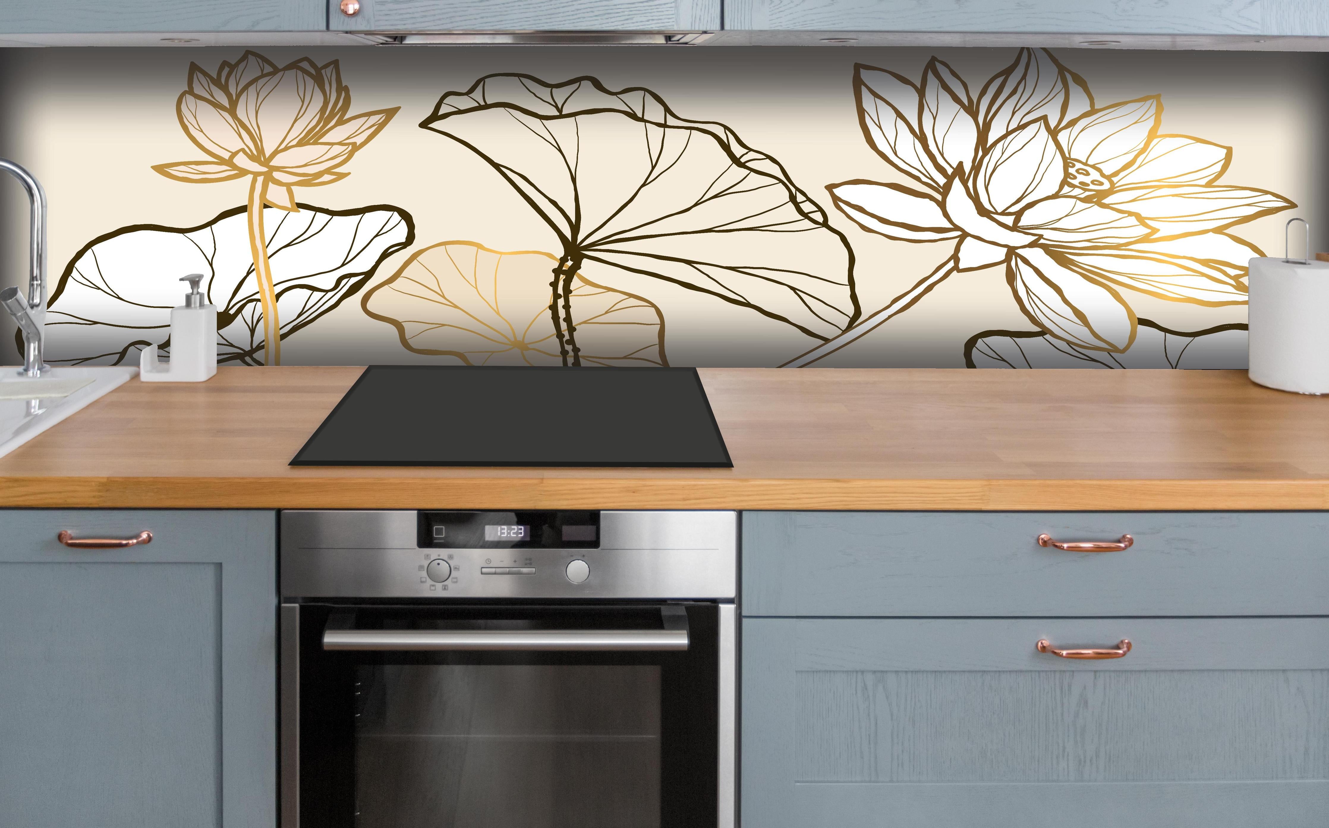 Küche - Abstrakte Botanik Lineart in Goldtönen hinter weißen Hochglanz-Küchenregalen und schwarzem Wasserhahn