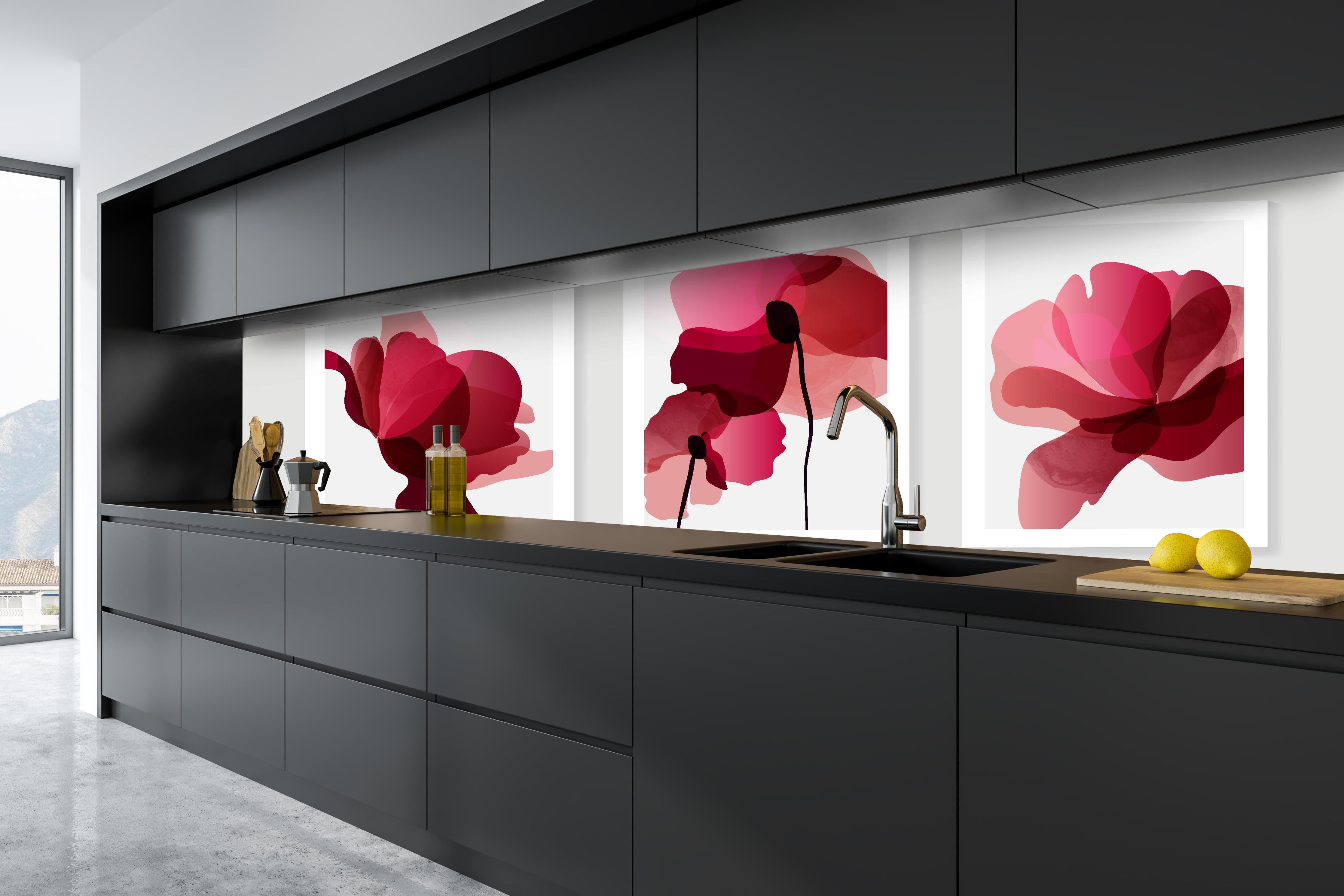 Küche - Abstrakte Florale Kunst Rot-Töne hinter weißen Hochglanz-Küchenregalen und schwarzem Wasserhahn