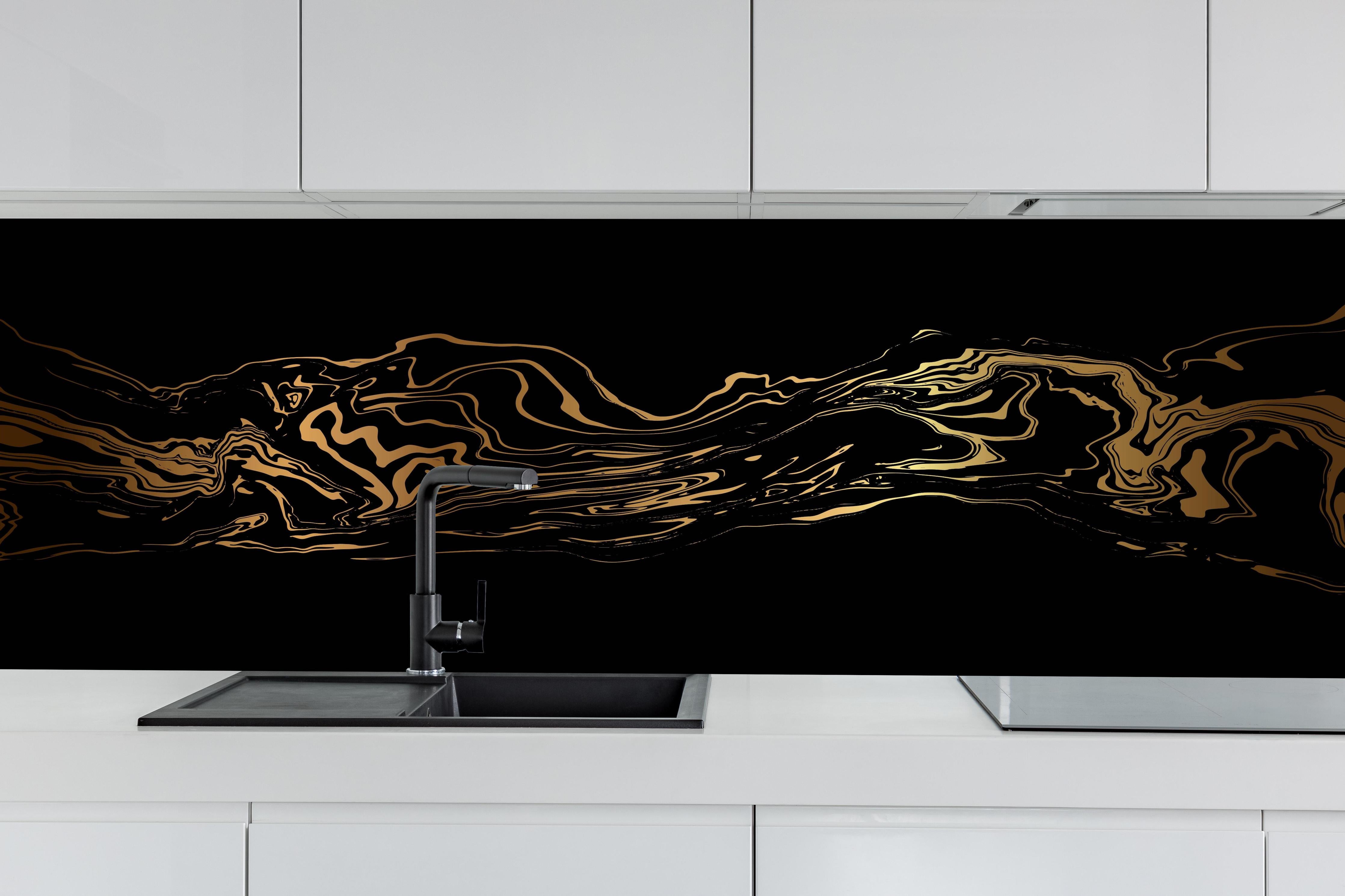 Küche - Abstrakte Gold-Schwarz-Textur hinter weißen Hochglanz-Küchenregalen und schwarzem Wasserhahn