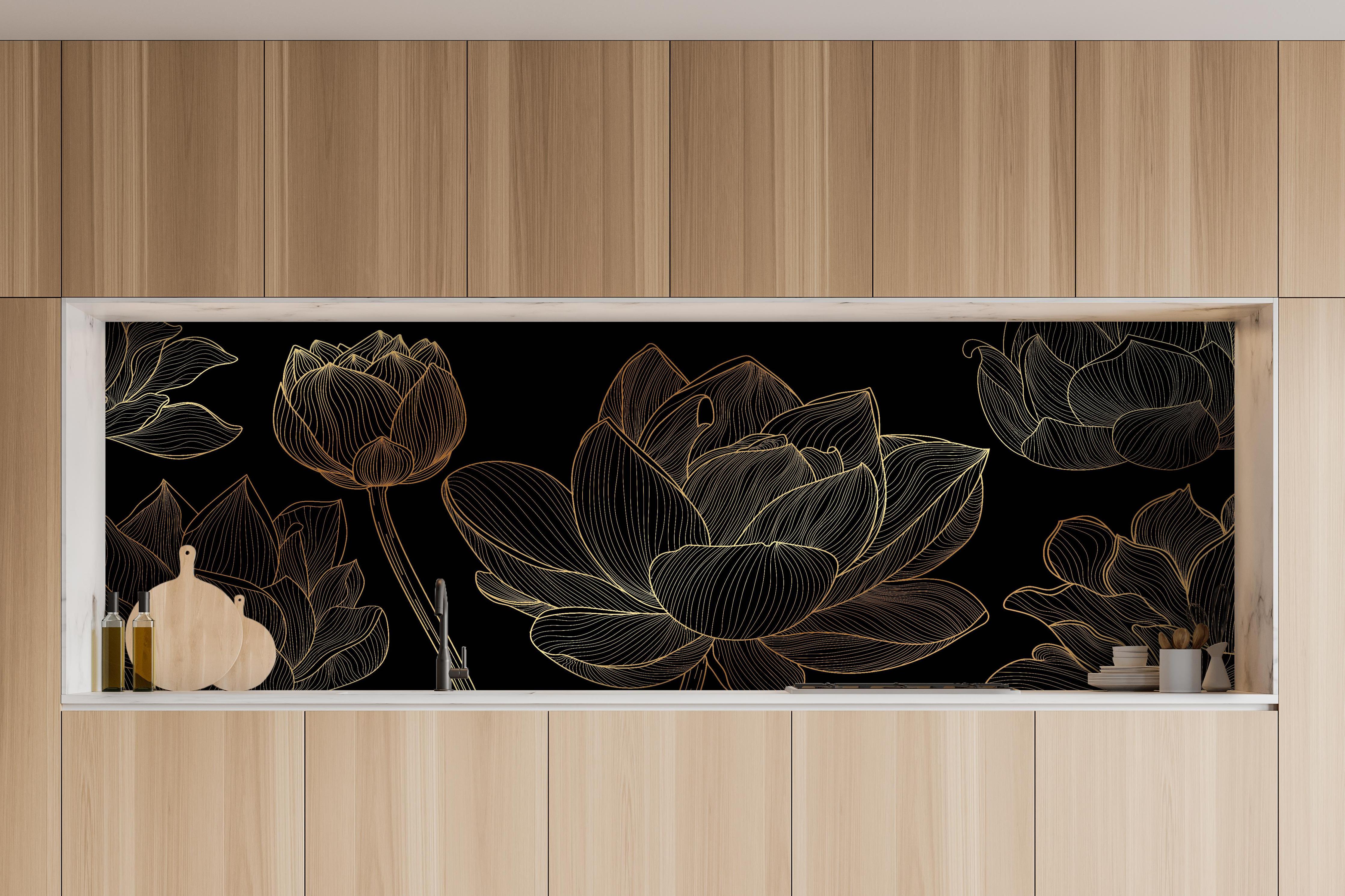 Küche - Abstrakte Goldene Blumen Lineart hinter weißen Hochglanz-Küchenregalen und schwarzem Wasserhahn