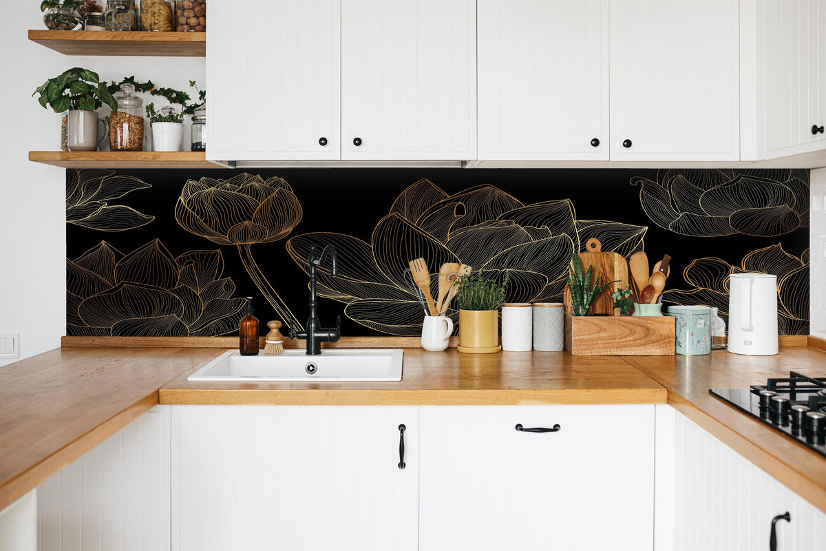 Küche - Abstrakte Goldene Blumen Lineart hinter weißen Hochglanz-Küchenregalen und schwarzem Wasserhahn