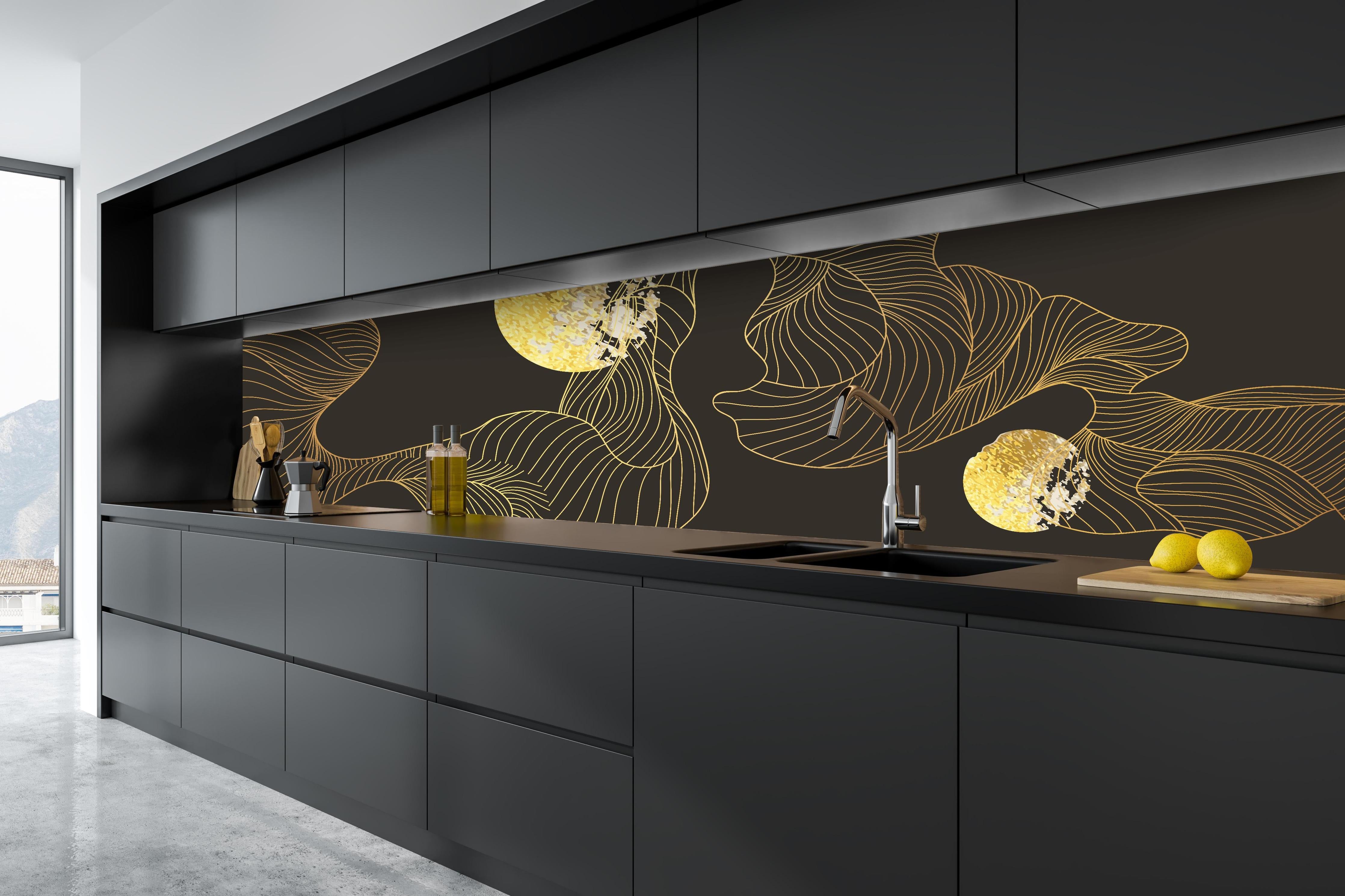 Küche - Abstrakte Goldene Lineart auf Schwarz hinter weißen Hochglanz-Küchenregalen und schwarzem Wasserhahn
