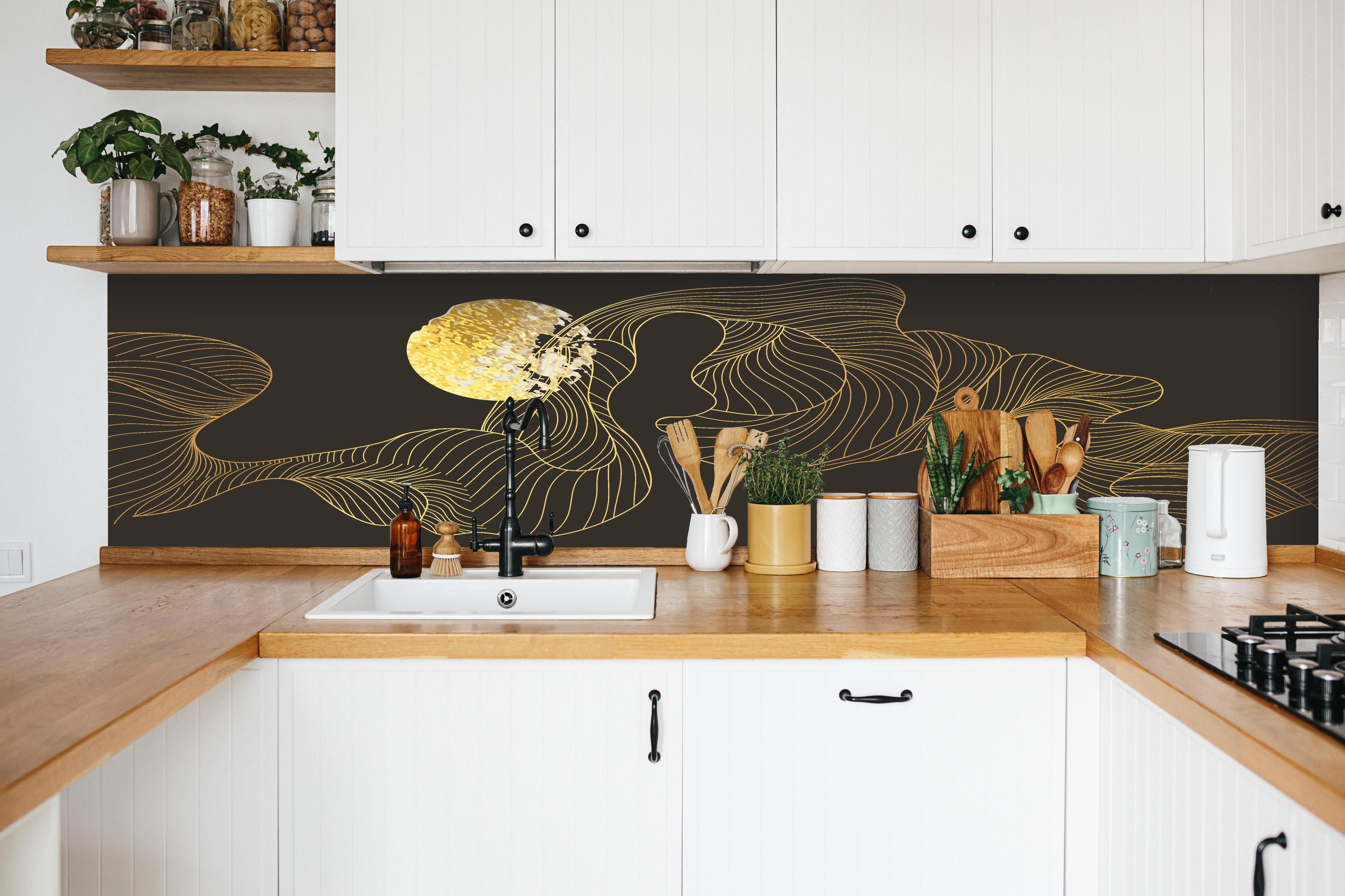 Küche - Abstrakte Goldene Lineart auf Schwarz hinter weißen Hochglanz-Küchenregalen und schwarzem Wasserhahn