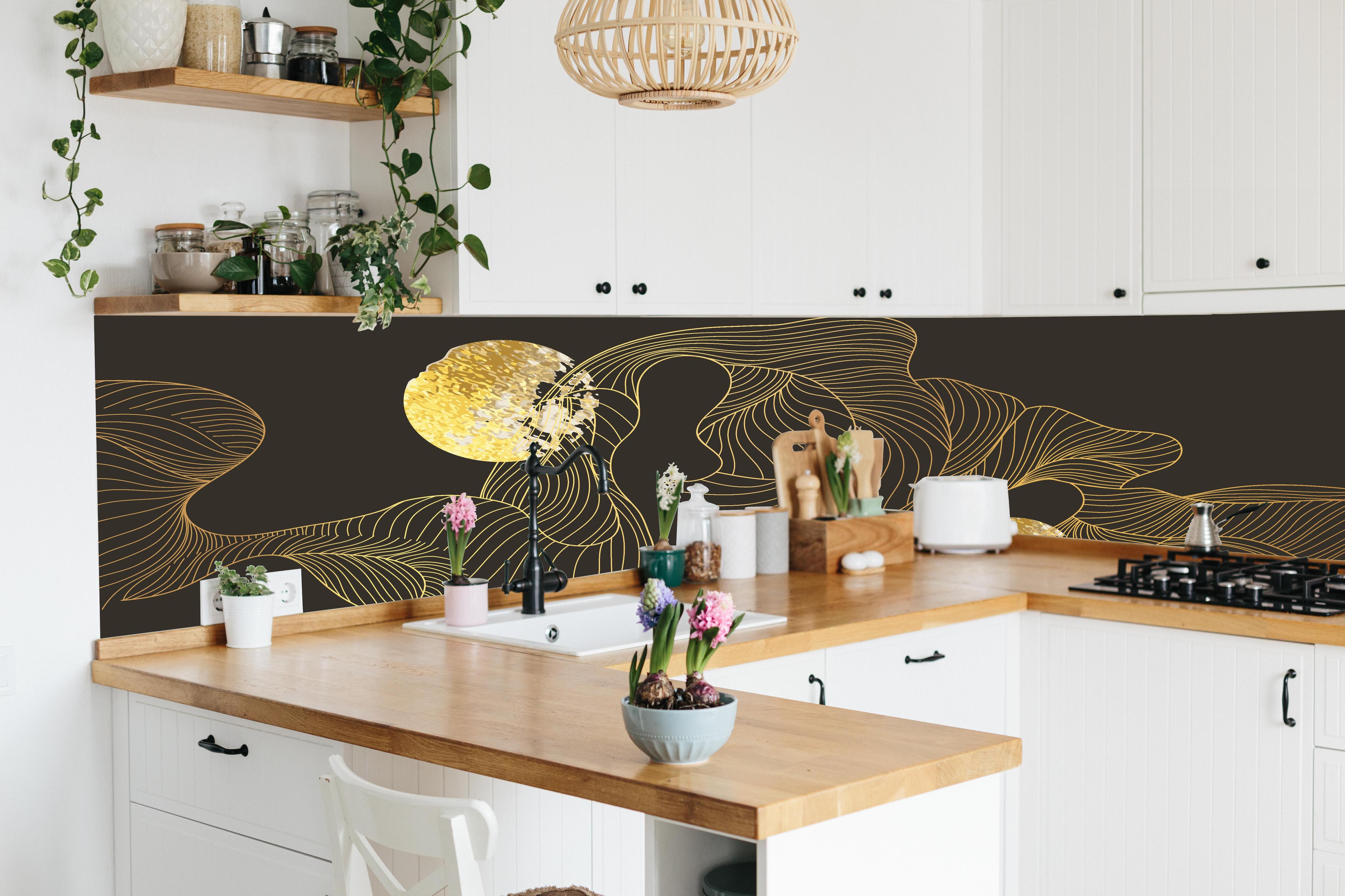 Küche - Abstrakte Goldene Lineart auf Schwarz hinter weißen Hochglanz-Küchenregalen und schwarzem Wasserhahn