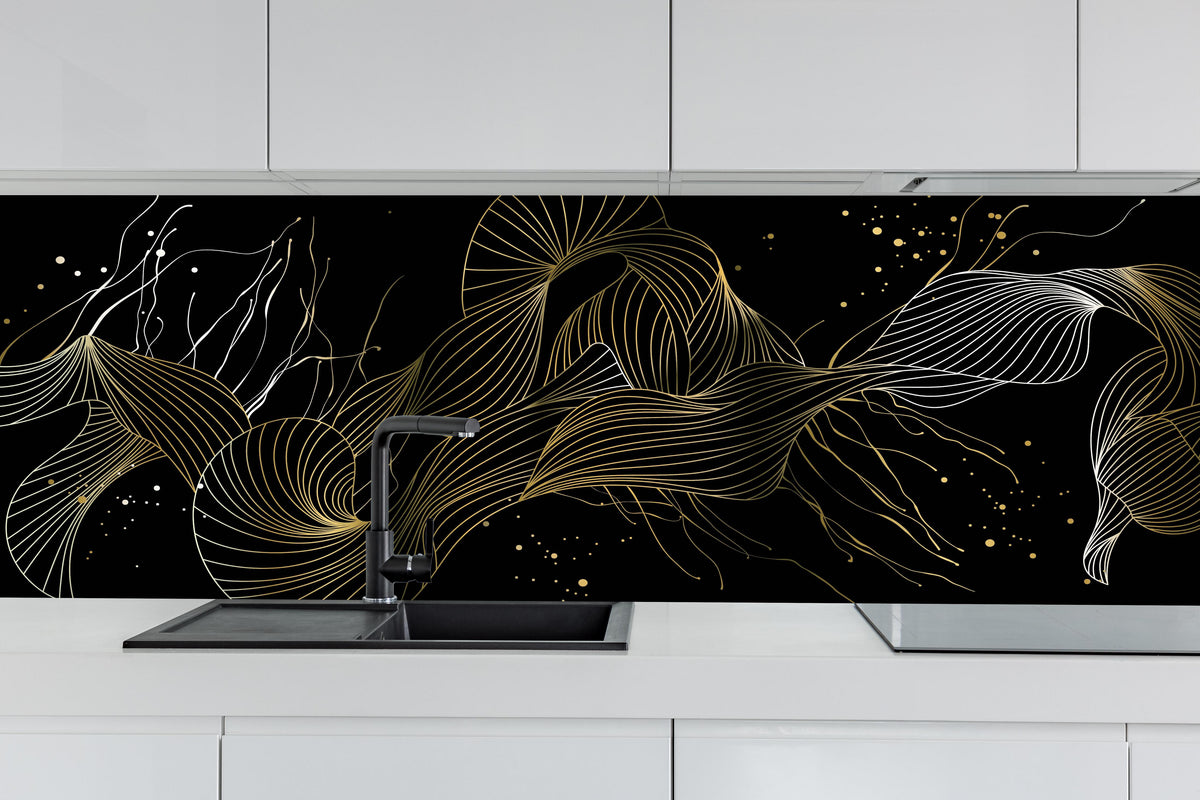 Küche - Abstrakte Goldlinien-Kunst auf schwarzem Hintergrund hinter weißen Hochglanz-Küchenregalen und schwarzem Wasserhahn