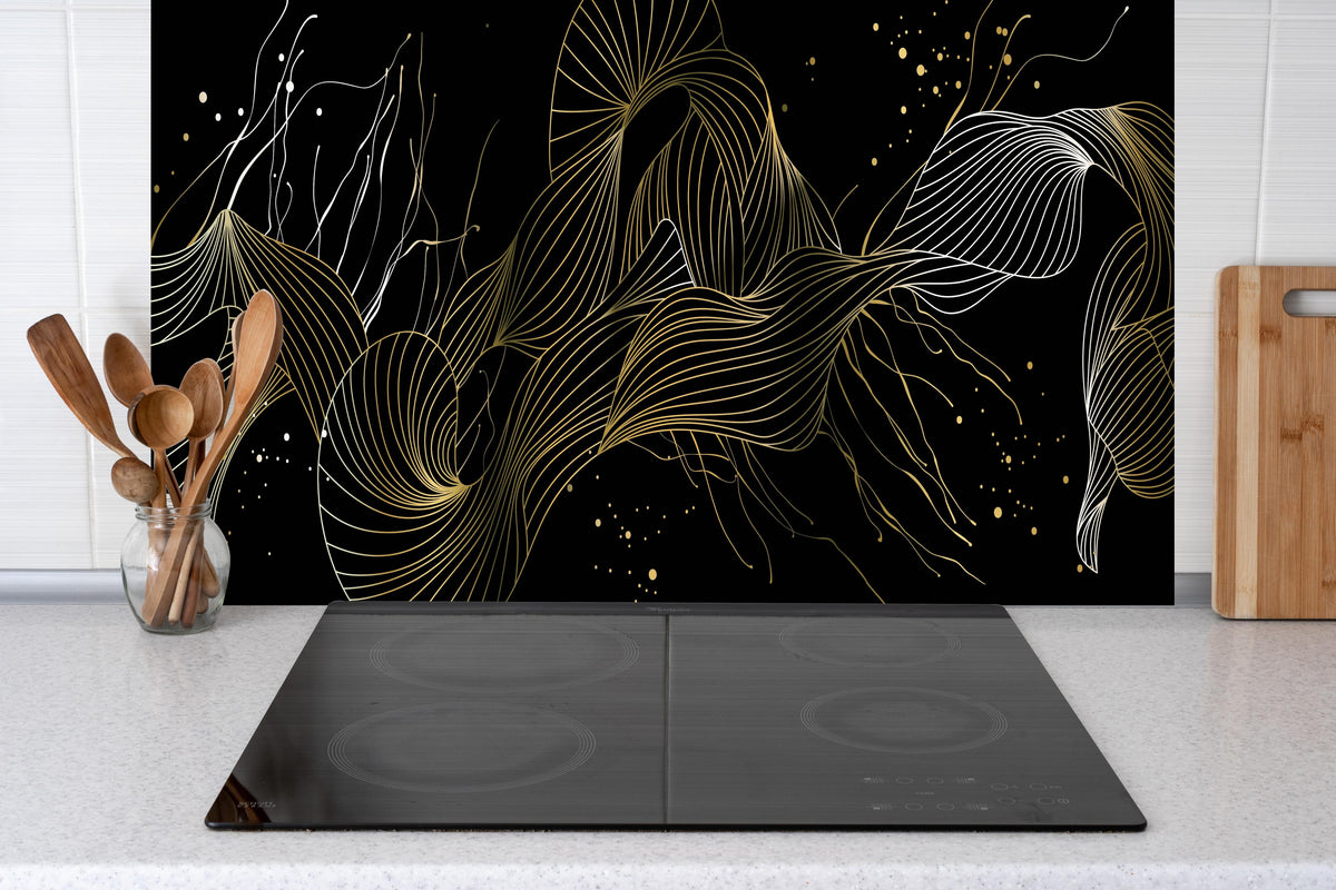 Küche - Abstrakte Goldlinien-Kunst auf schwarzem Hintergrund hinter weißen Hochglanz-Küchenregalen und schwarzem Wasserhahn