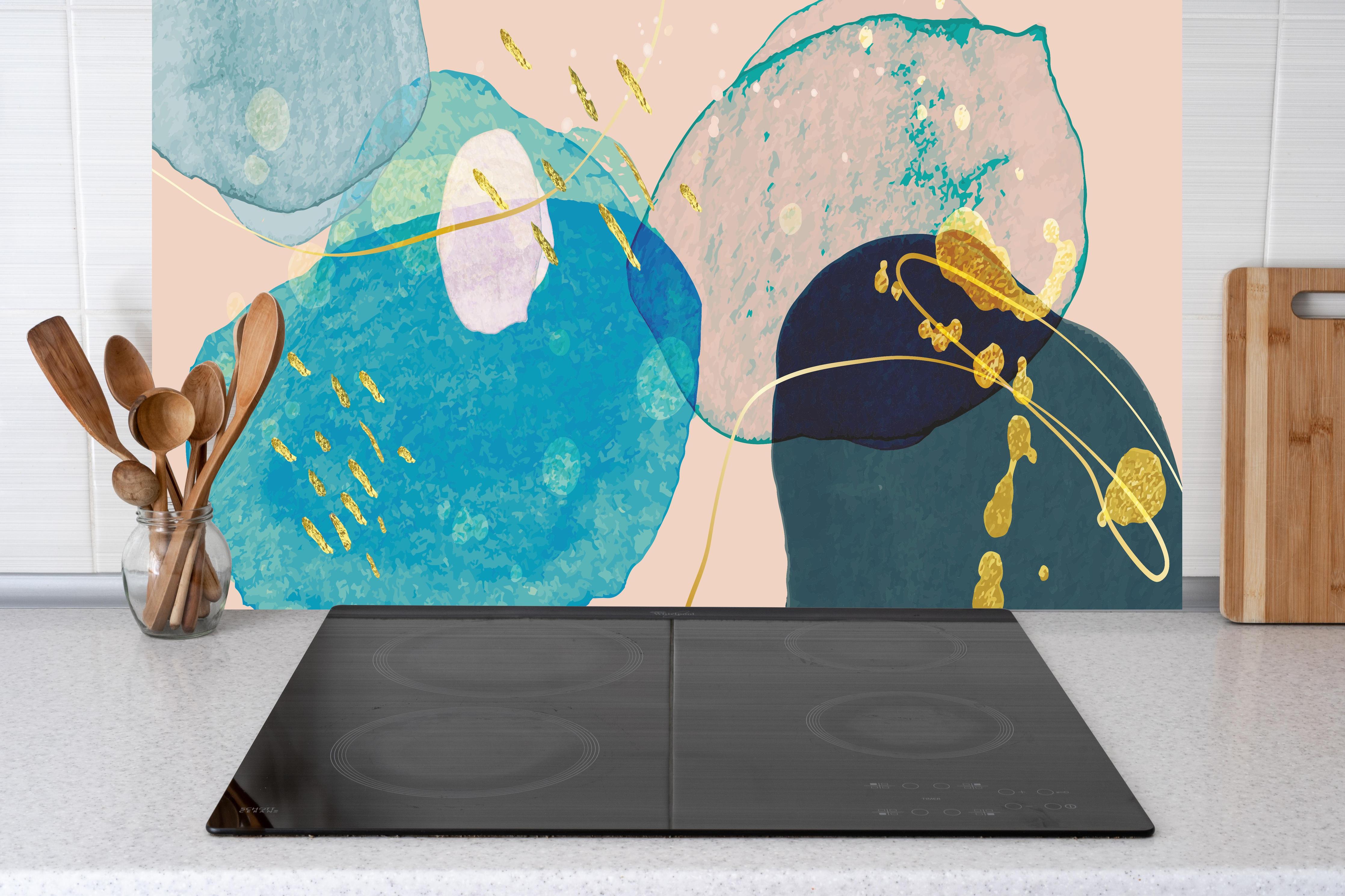 Küche - Abstrakte Illustration in Pastellfarbtönen hinter weißen Hochglanz-Küchenregalen und schwarzem Wasserhahn