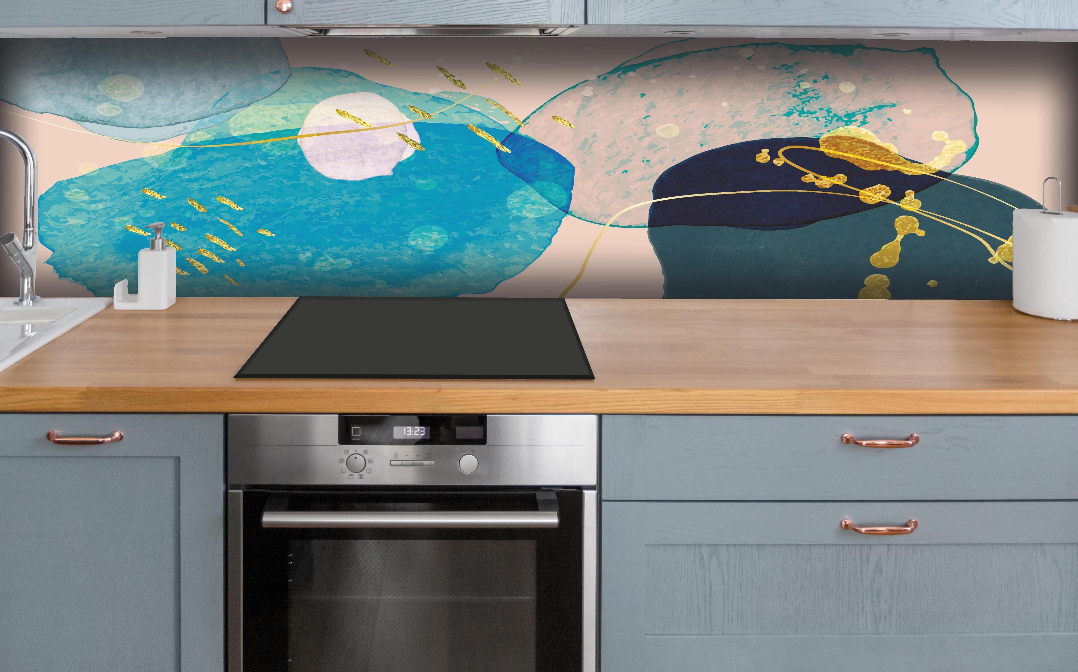 Küche - Abstrakte Illustration in Pastellfarbtönen hinter weißen Hochglanz-Küchenregalen und schwarzem Wasserhahn