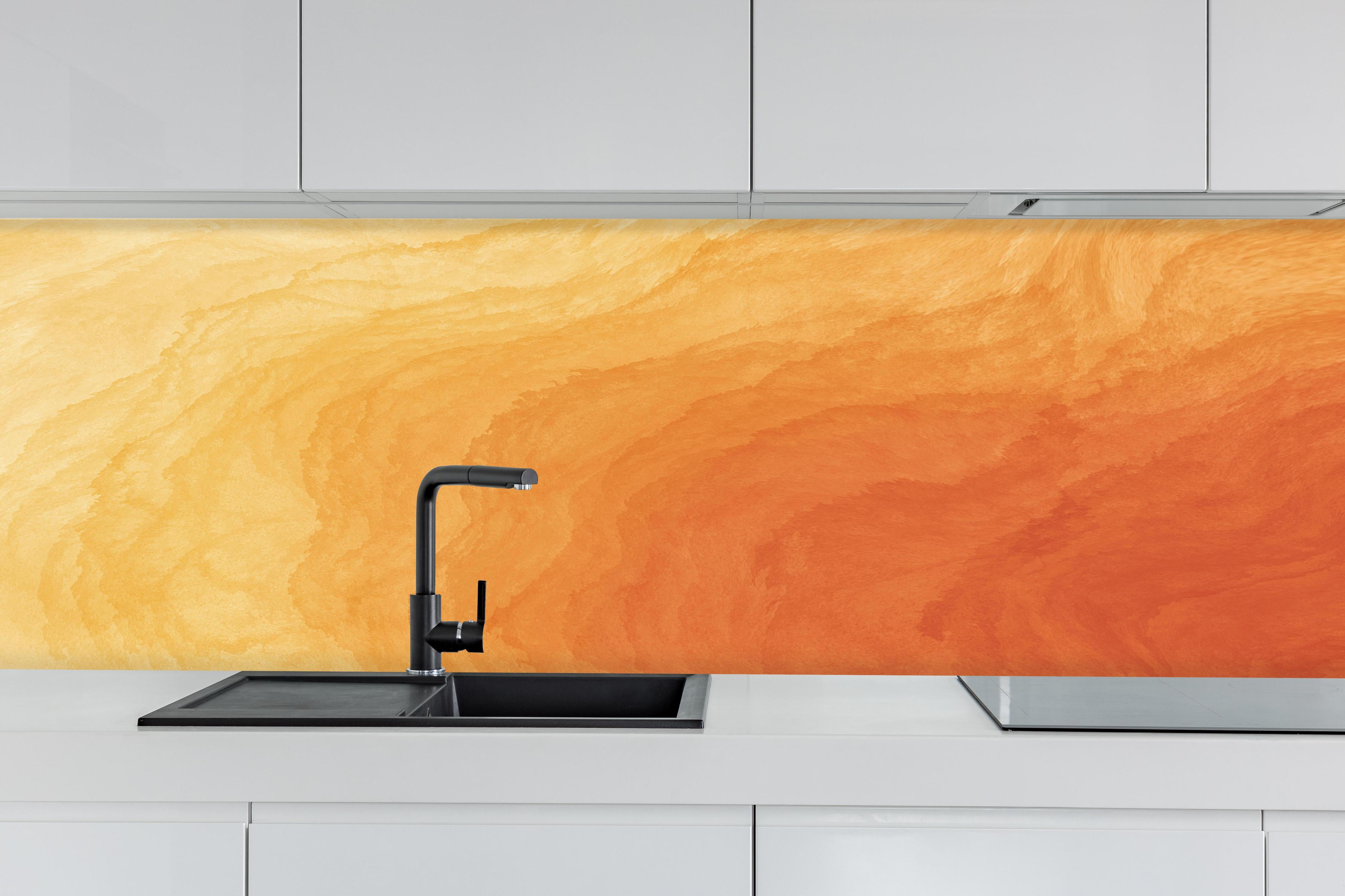 Küche - Abstrakte Kunst - Aquarell hinter weißen Hochglanz-Küchenregalen und schwarzem Wasserhahn