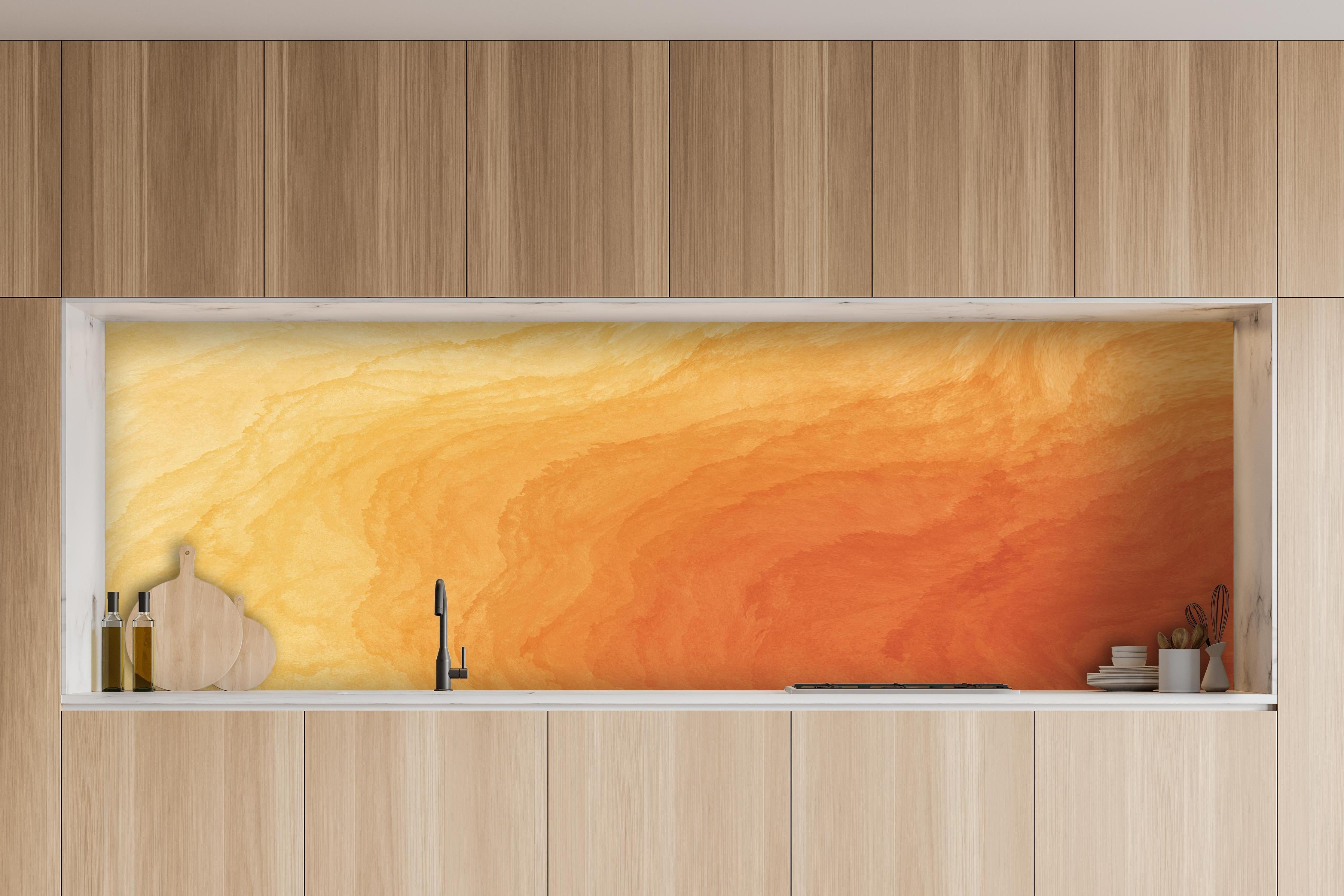 Küche - Abstrakte Kunst - Aquarell hinter weißen Hochglanz-Küchenregalen und schwarzem Wasserhahn