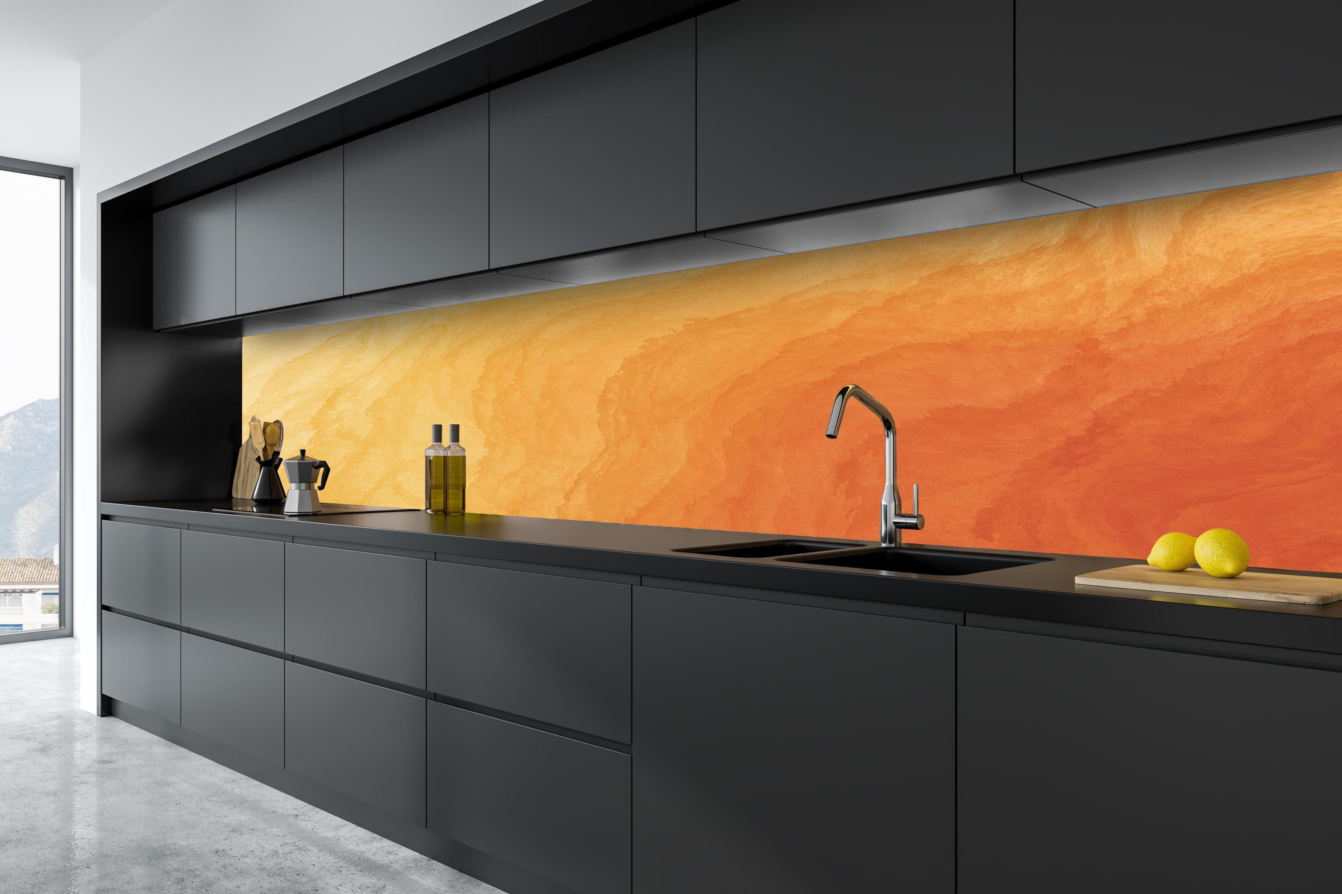 Küche - Abstrakte Kunst - Aquarell hinter weißen Hochglanz-Küchenregalen und schwarzem Wasserhahn