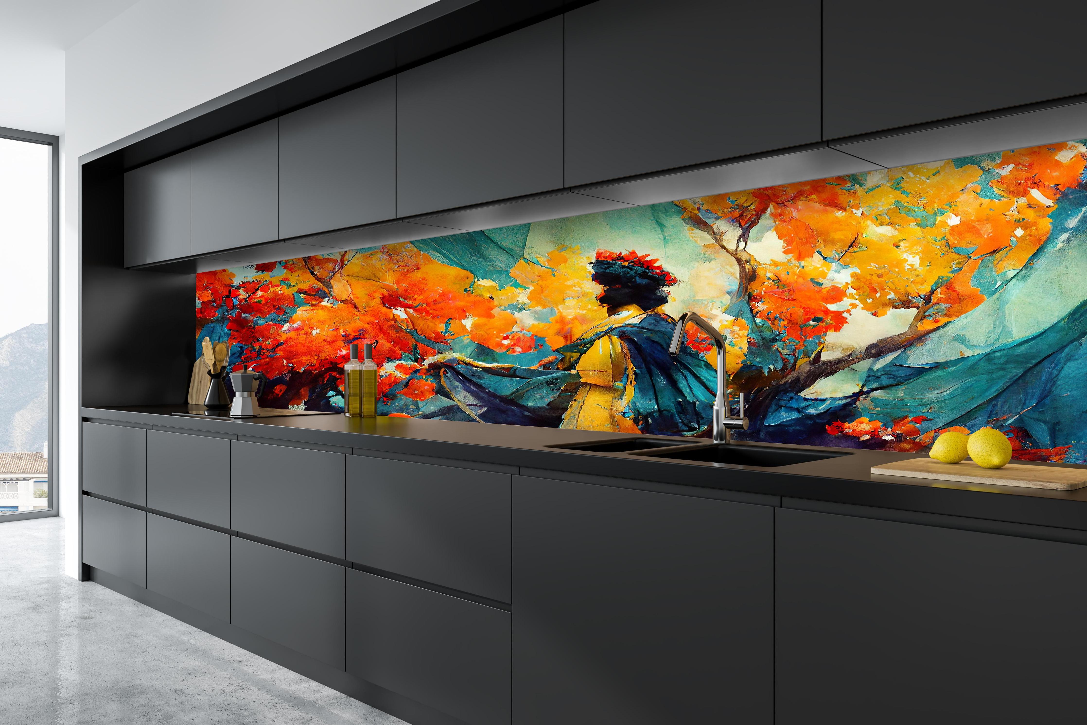 Küche - Abstrakte Kunst - Frau im Wald hinter weißen Hochglanz-Küchenregalen und schwarzem Wasserhahn