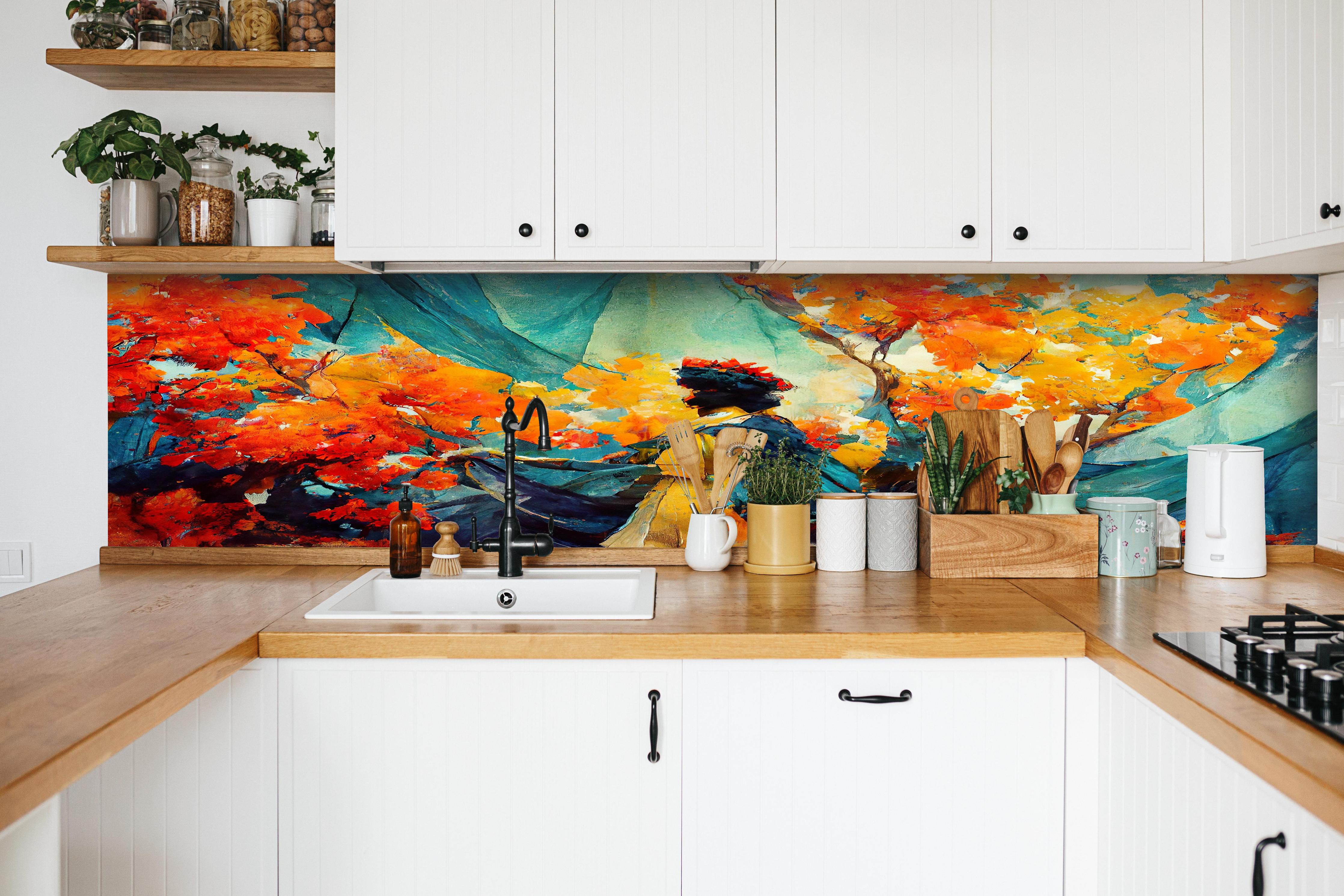 Küche - Abstrakte Kunst - Frau im Wald hinter weißen Hochglanz-Küchenregalen und schwarzem Wasserhahn