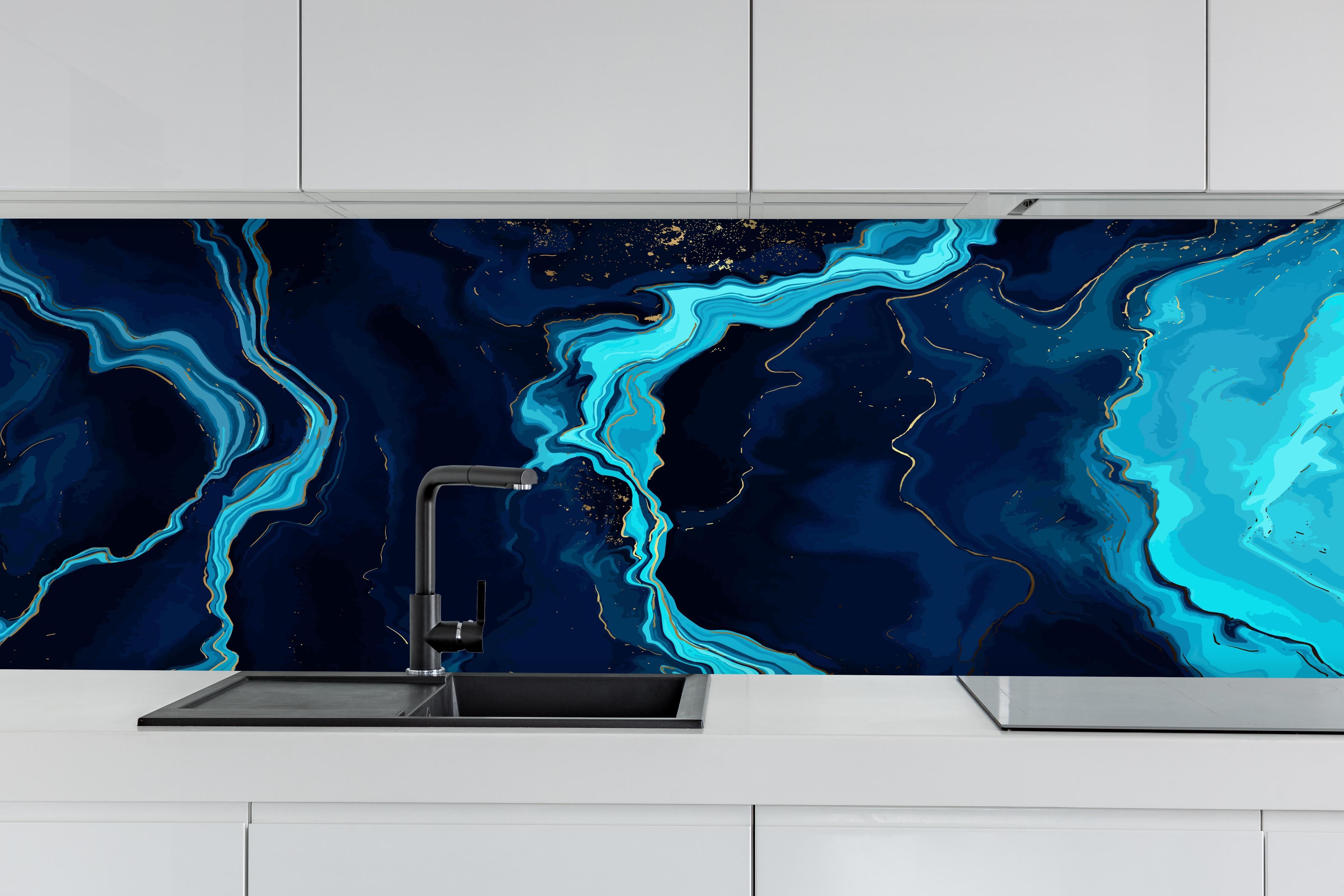 Küche - Abstrakte Kunst Blau Türkis Fließende Linien hinter weißen Hochglanz-Küchenregalen und schwarzem Wasserhahn