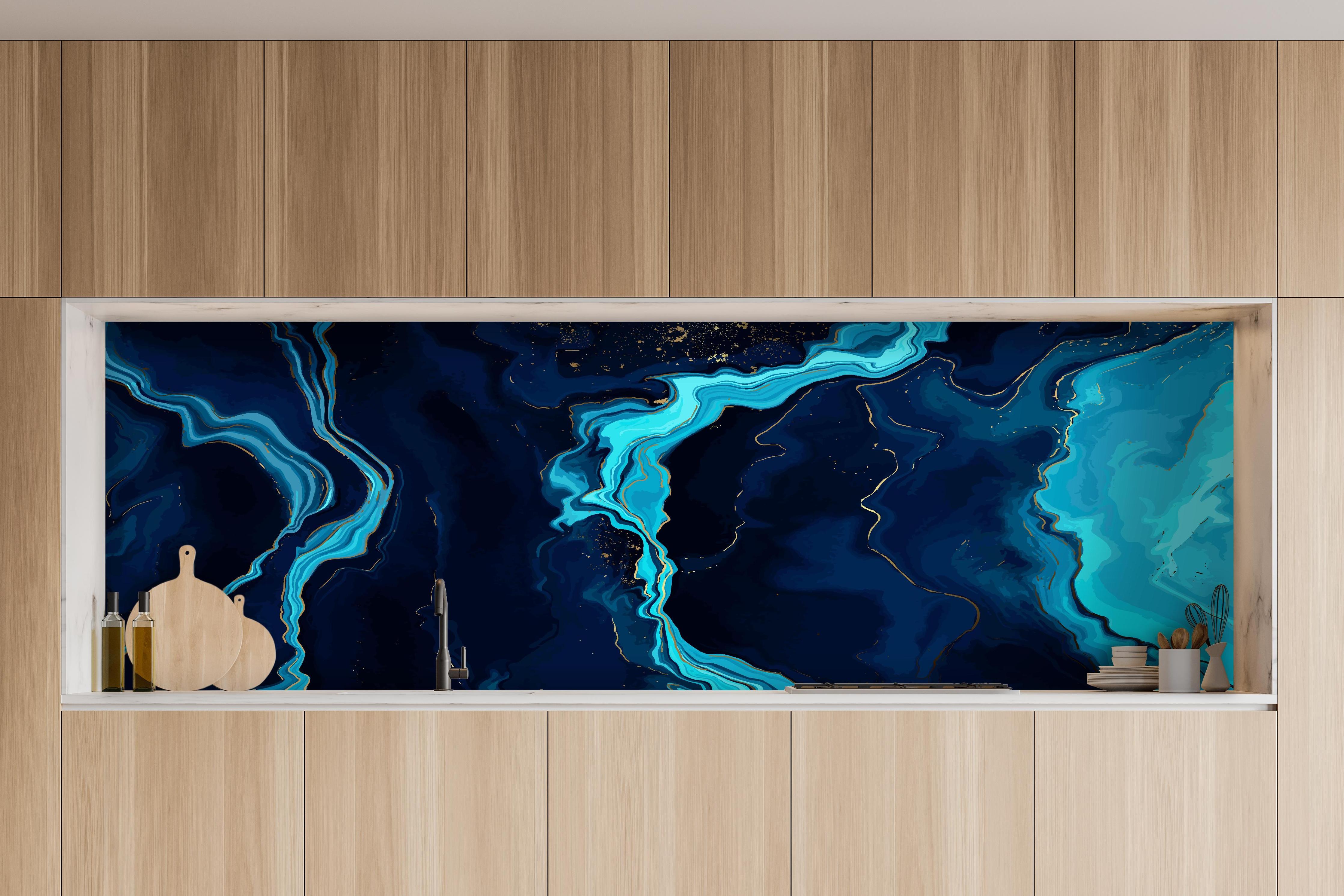 Küche - Abstrakte Kunst Blau Türkis Fließende Linien hinter weißen Hochglanz-Küchenregalen und schwarzem Wasserhahn