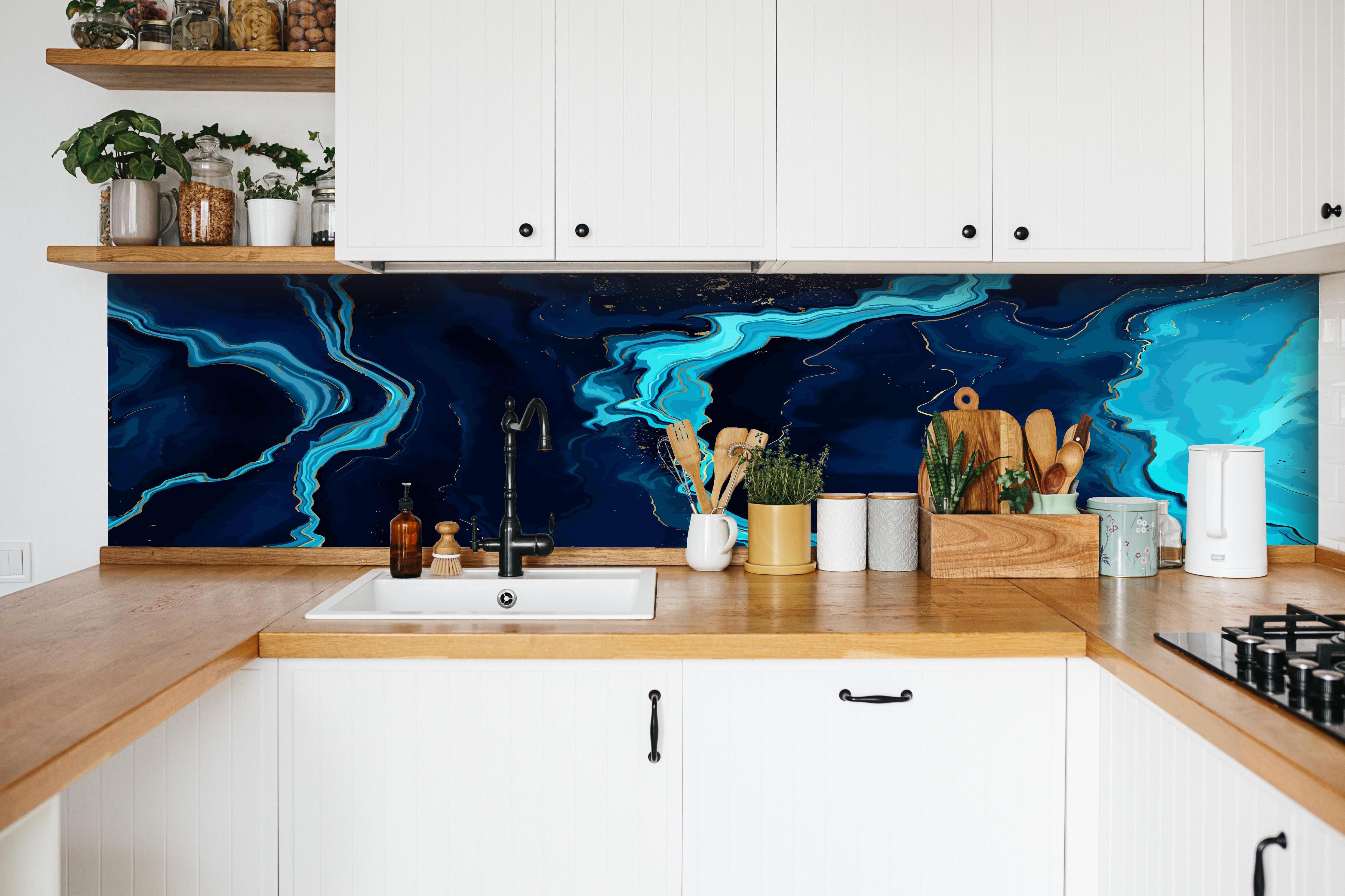 Küche - Abstrakte Kunst Blau Türkis Fließende Linien hinter weißen Hochglanz-Küchenregalen und schwarzem Wasserhahn