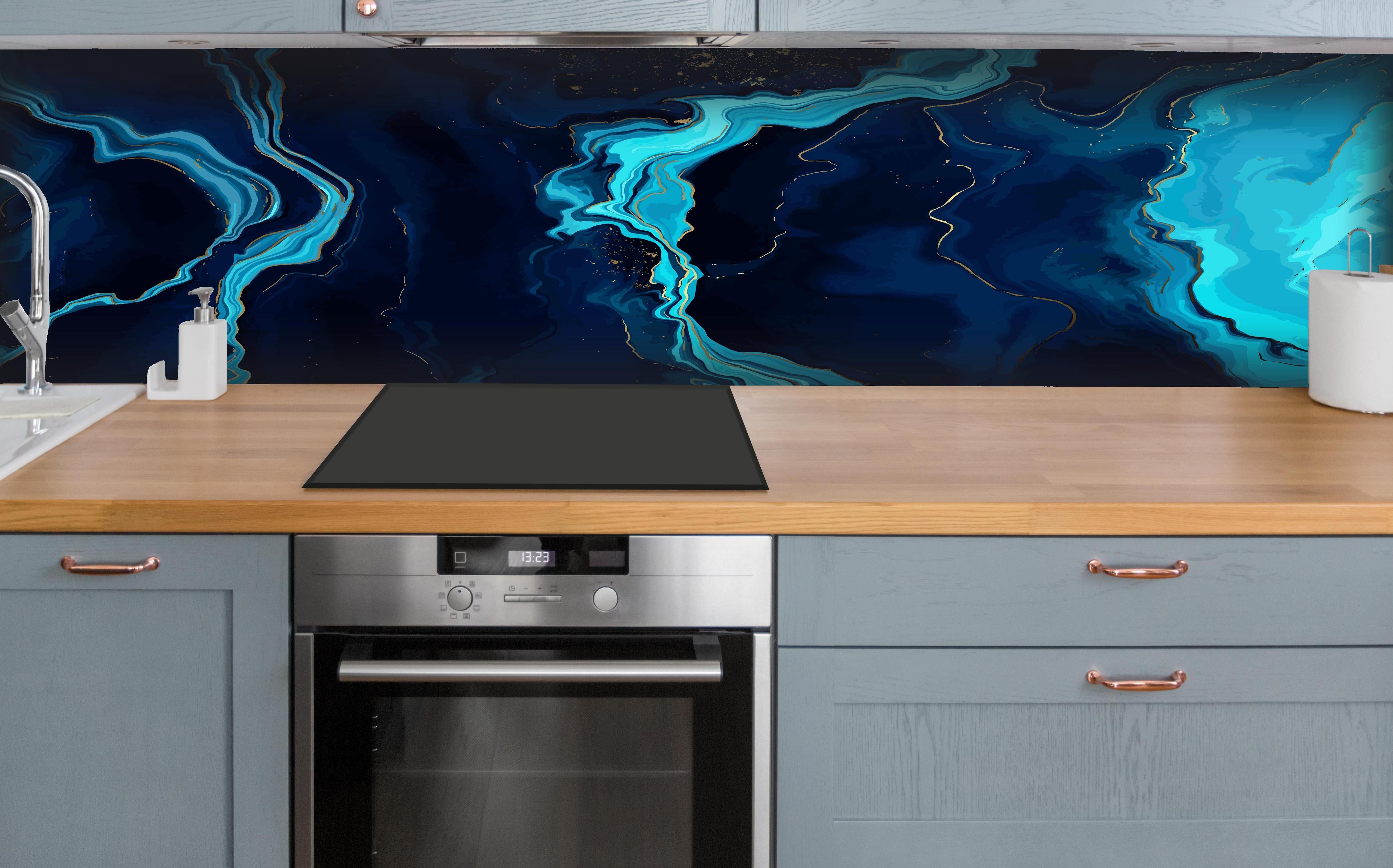 Küche - Abstrakte Kunst Blau Türkis Fließende Linien hinter weißen Hochglanz-Küchenregalen und schwarzem Wasserhahn